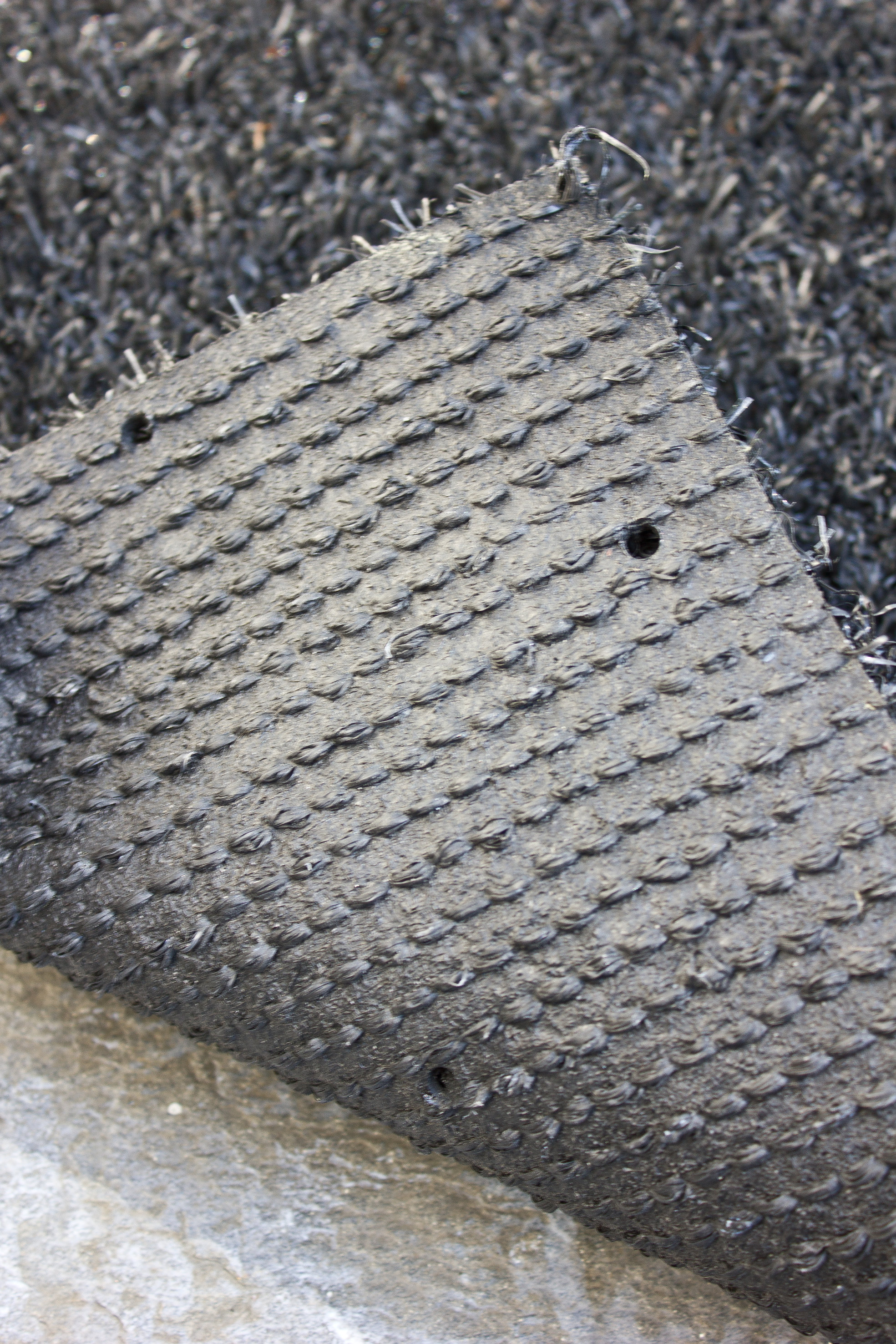 Tepper med perforert bakside gjør at vannet kan slippe gjennom.