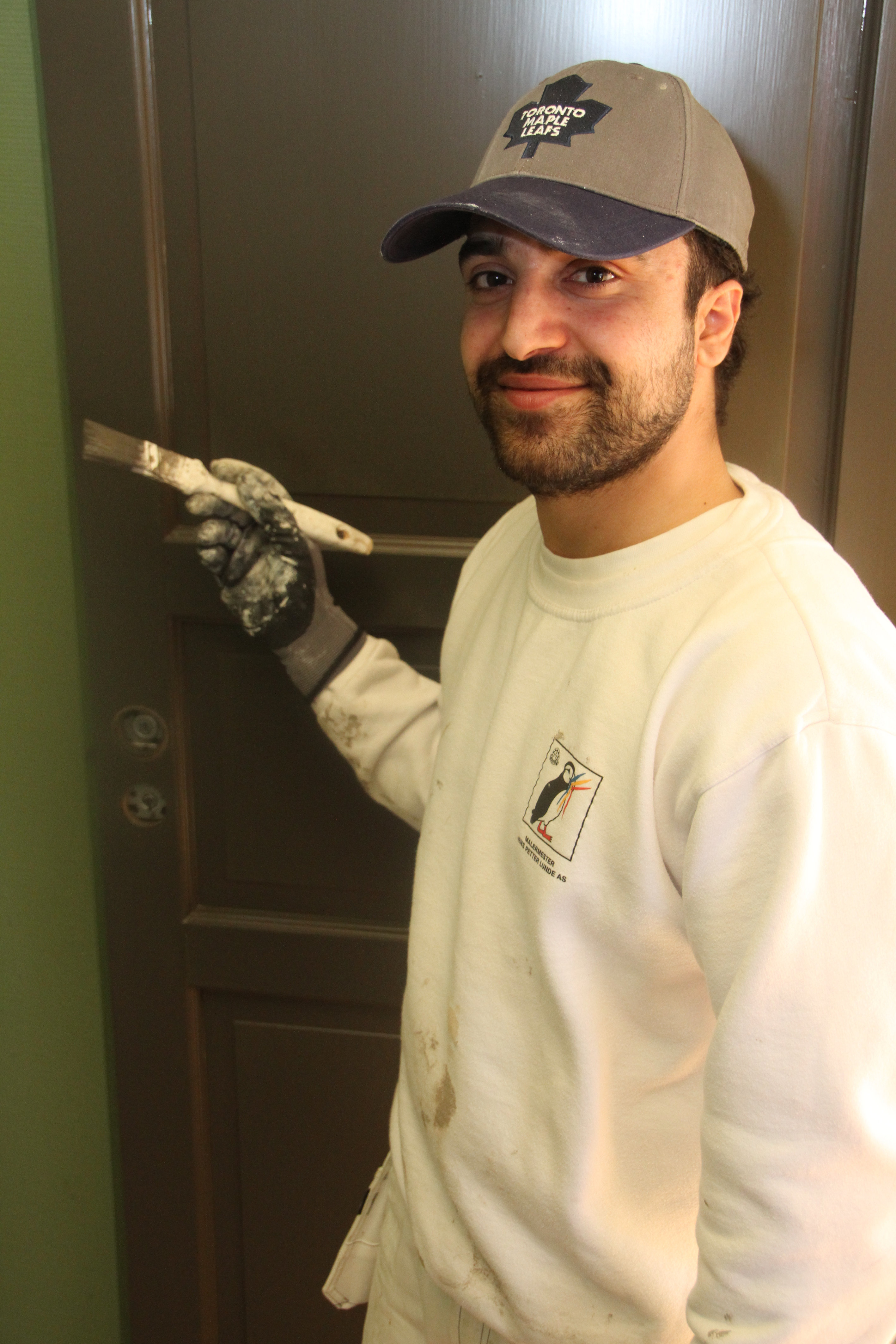 Goran lærer malerkunsten av mesteren. Det trenger han den dagen svenneprøven skal utføres.  – Å være lærling byr på stor variasjon hver dag. Bo er en god sjef som hjelper oss med alt, sier han. 