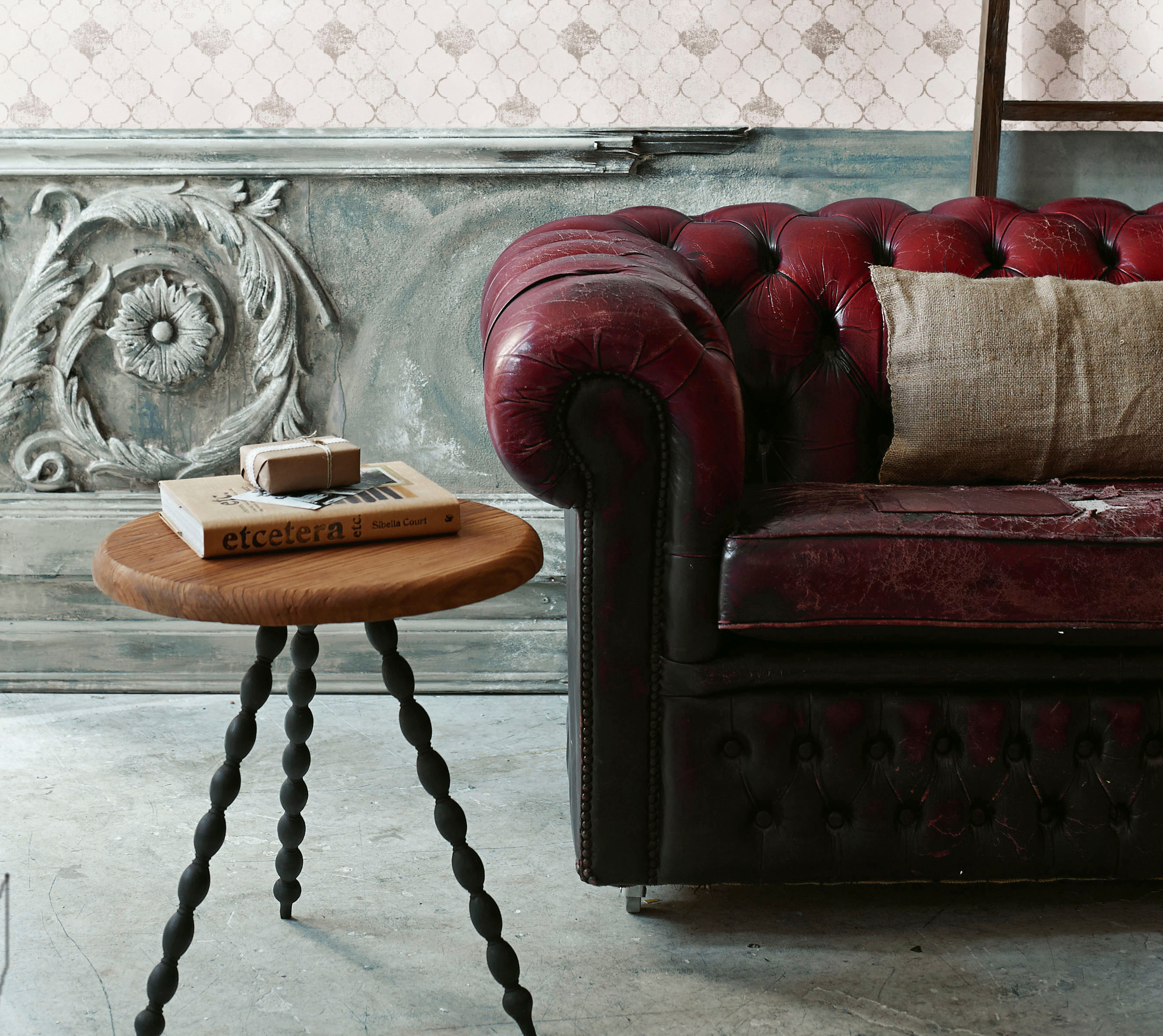 BLANKT ER HARDT: Form og materiale påvirker opplevelsen av fargen. Chesterfieldsofaen virker stram til tross for myke former og rød farge. Trukket i velur hadde den ropt «velkommen oppi».