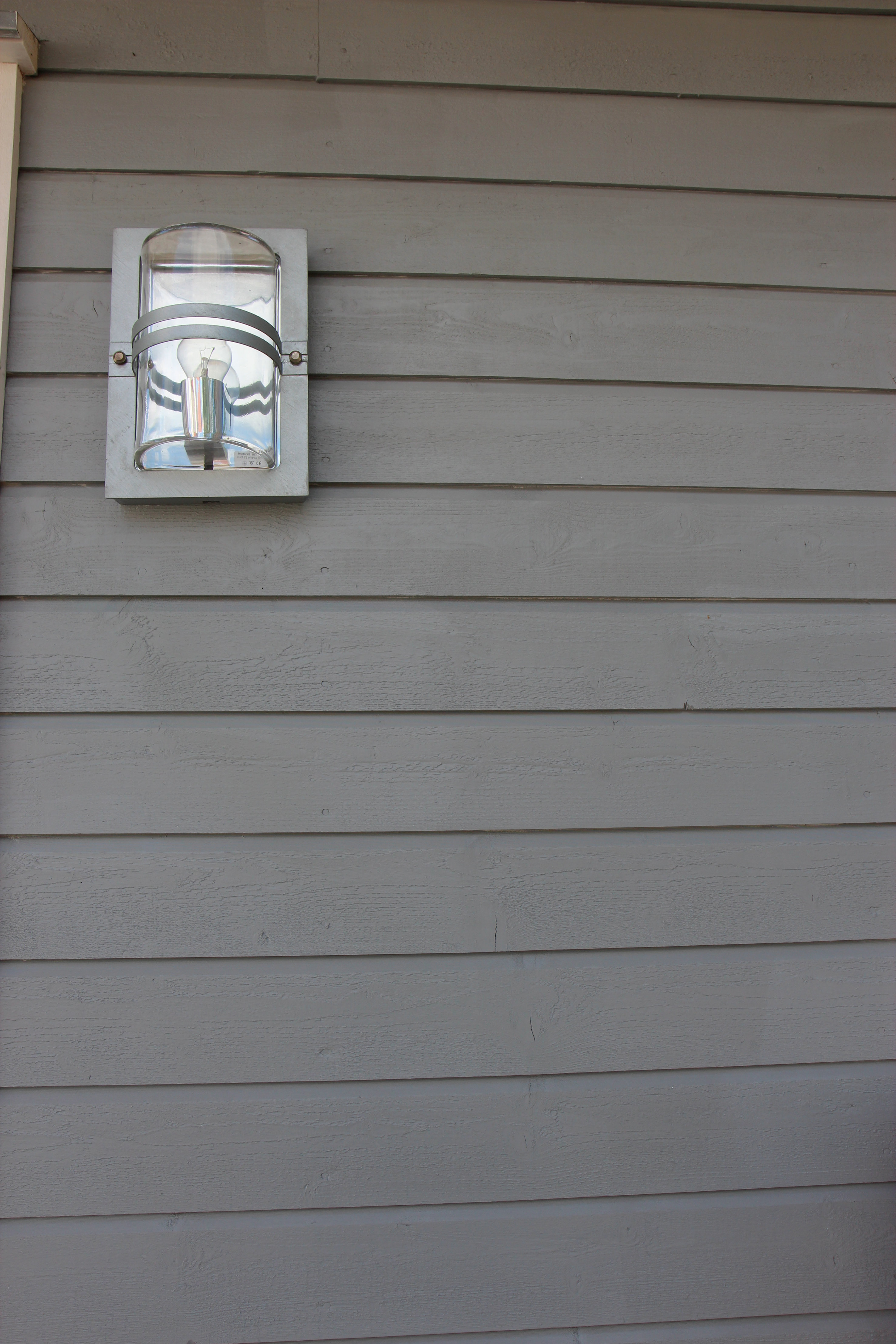 Grå hus er en fin kontrast til fargede hus, og ikke vær redd for å velge en mørk nyanse. Fargen blir lysere på fasaden enn på fargeprøven.