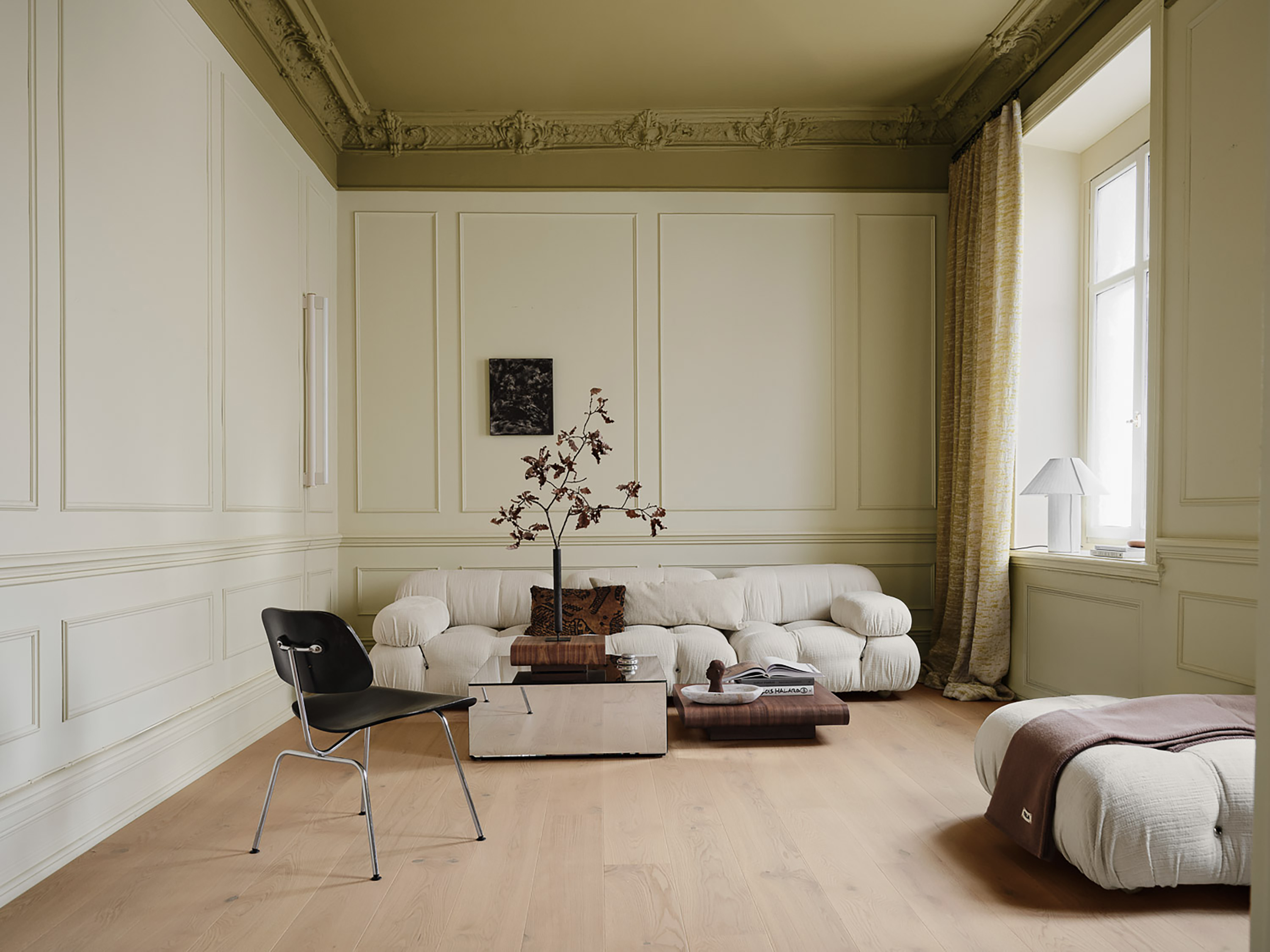 stue med parkett, beige vegger og grønt tak