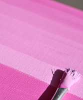 Her har Mrs Hardy malt stripene malt for frihånd ved å tilsette litt og litt hvit maling i en rosa grunnfarge.