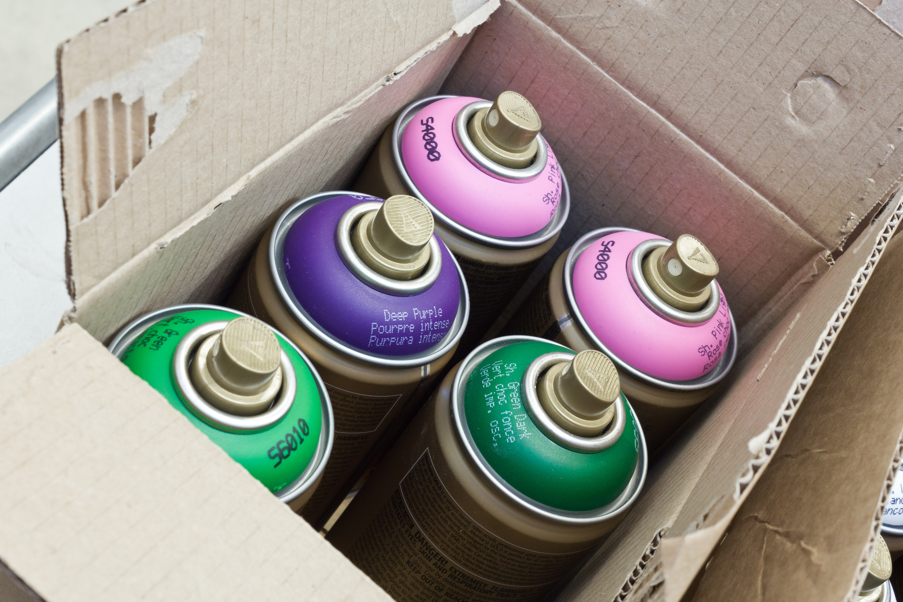  FARGERIKT: Tegnesenteret lagerfører 100 ulike farger, og malingene er matte og både renner og lukter lite. 