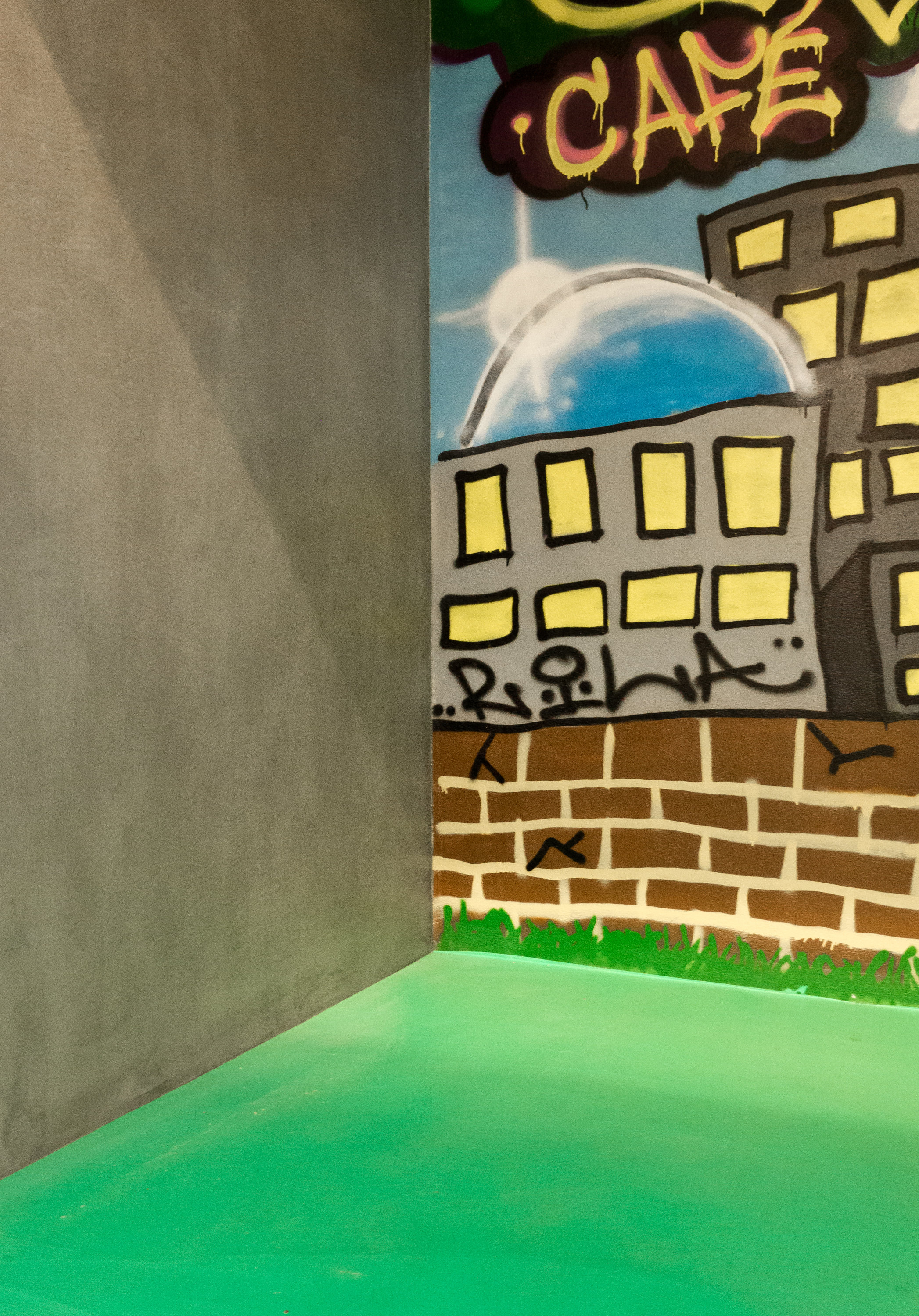  BETONGKULT:  Tilstøtende vegg og gulv er behandlet med Beton Cire - et produkt som gir betonglook og som kan farges i nært sagt hvilken farge du ønsker. 