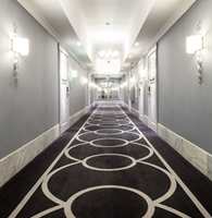 BEHAGELIG: Tepper og tapet med tekstilstruktur skaper et elegant interiør, demper lyd og gir korridorene en behagelig atmosfære. 