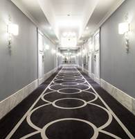 BEHAGELIG: Tepper og tapet med tekstilstruktur skaper et elegant interiør, demper lyd og gir korridorene en behagelig atmosfære. 