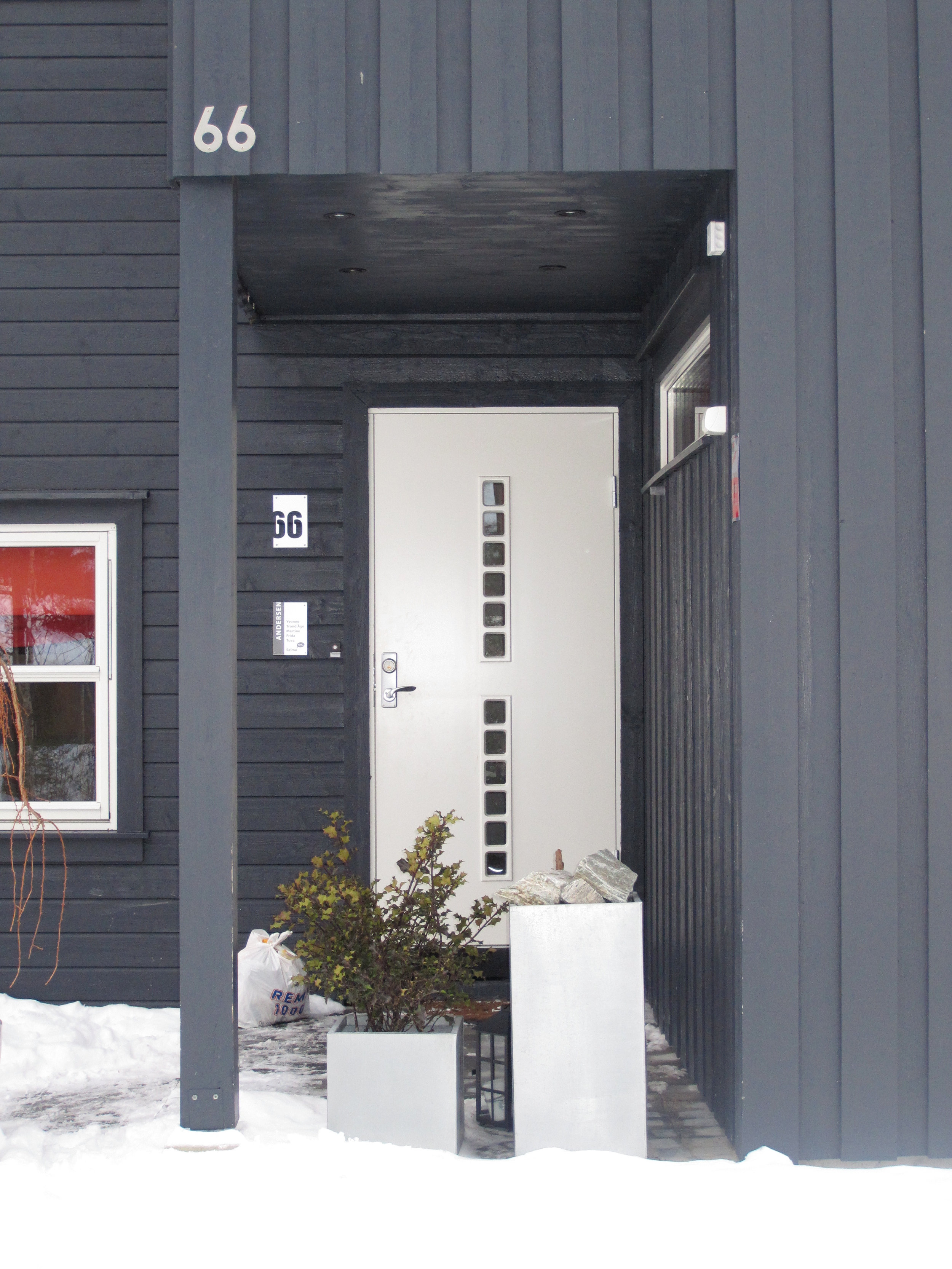 Studer husene i omgivelsene. Er fargene gjennomgående lyse eller mørke?