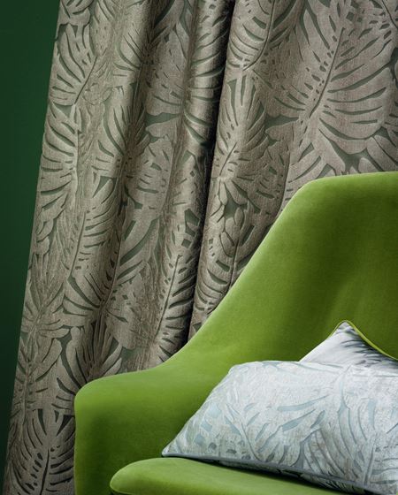 Det populære mønsteret brukes også på kolleksjoner for mer elegante og sofistikerte interiør. Kolleksjonen Callisto fra Casamance føres av Green Apple.