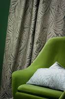 Det populære mønsteret brukes også på kolleksjoner for mer elegante og sofistikerte interiør. Kolleksjonen Callisto fra Casamance føres av Green Apple.