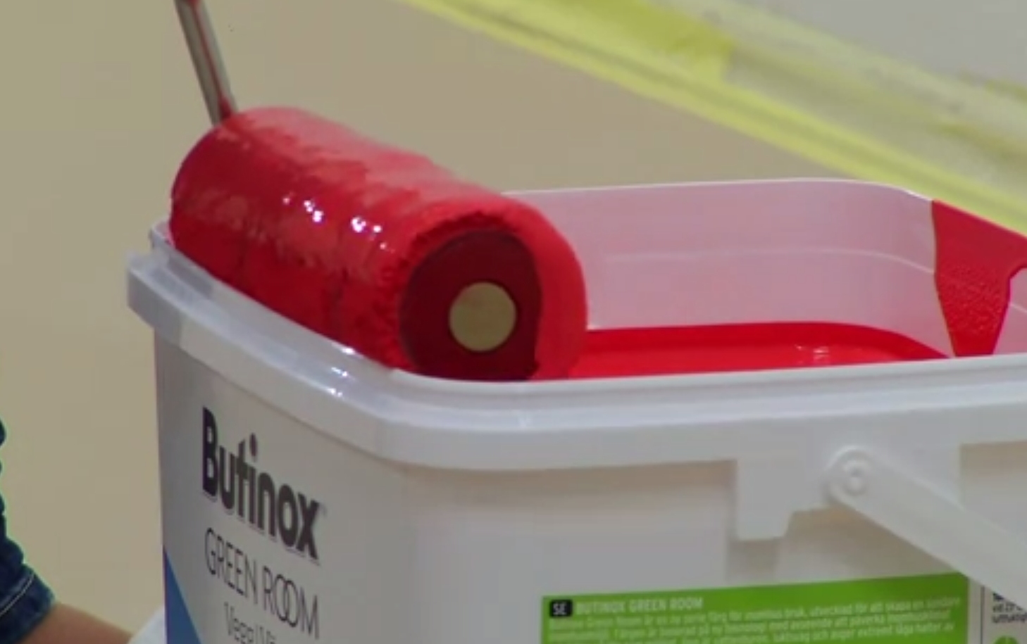 Dra rullen mot deg når du påfører malingen.