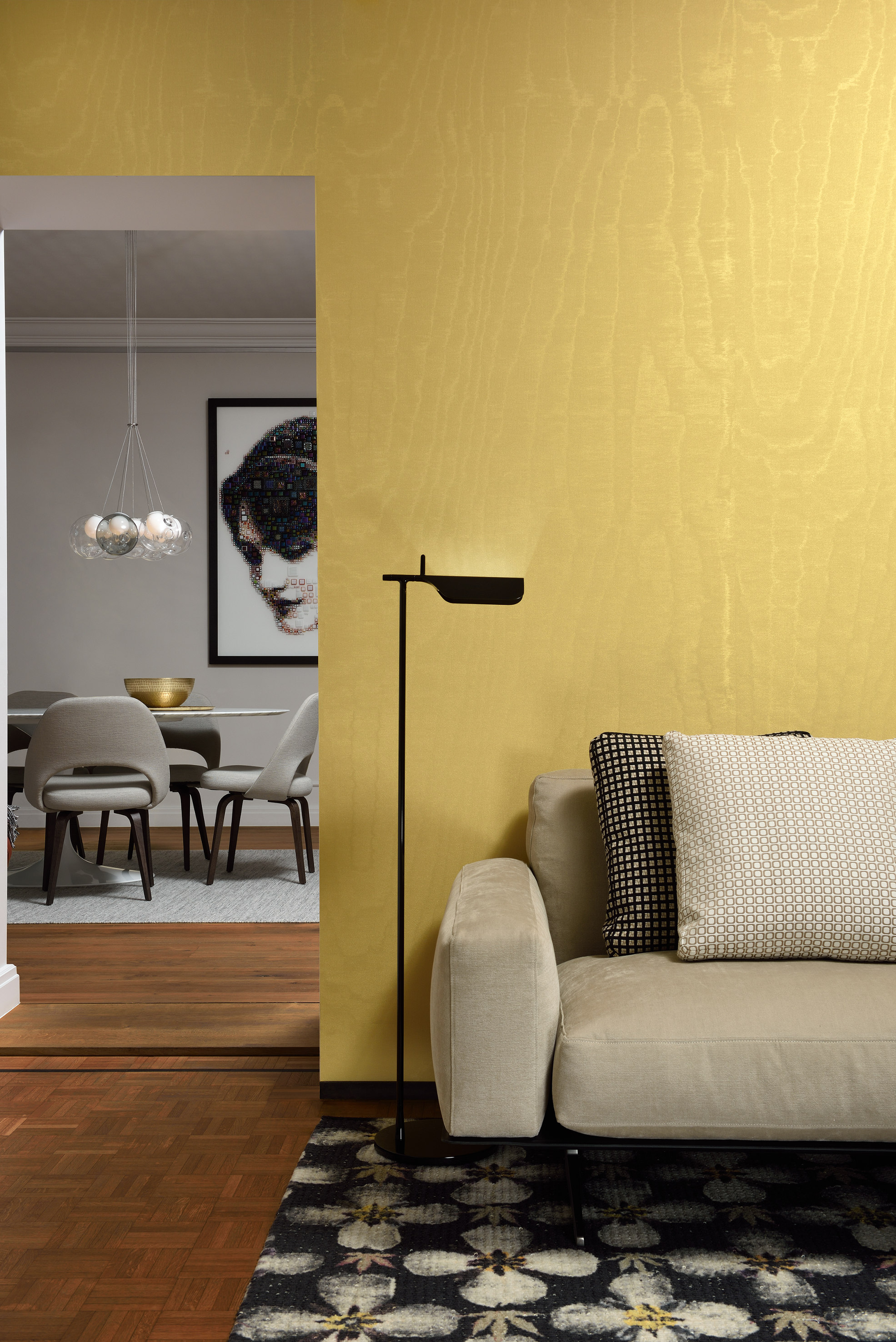 Gult kan fint brukes som hovedfarge i et rom - da brukes ofte en mer dempet og rolig gulfarge.