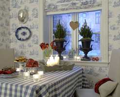 Kjøkkenet  i den klassiske bygården på Frogner er pyntet til jul. Gardiner og tapetet fra Green Apple har samme vakre mønster som passer til den klassiske stilen.