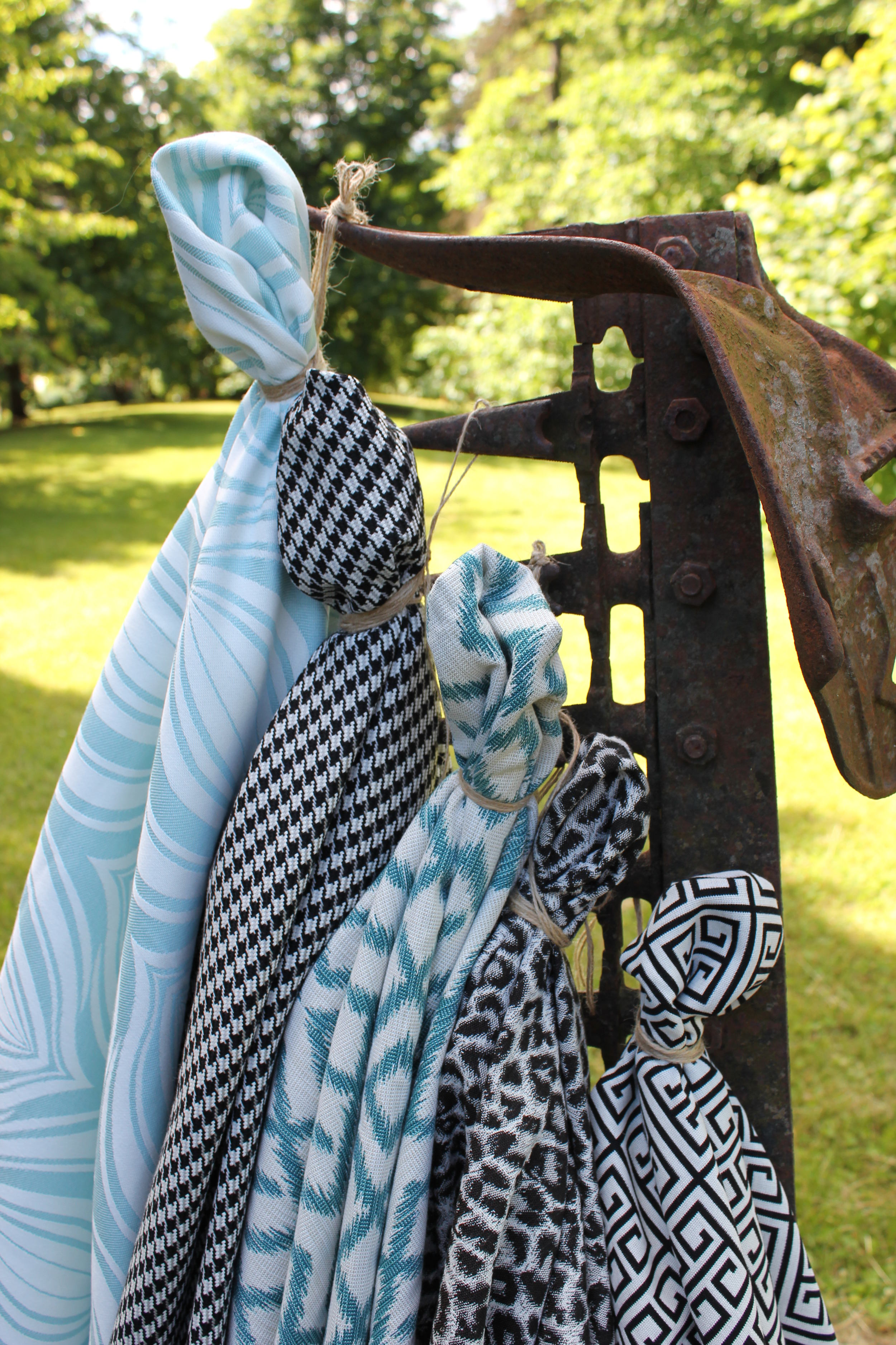 Mønstermiks fungerer fint utendørs. Her er det samlet ulike utendørstekstiler fra Green Apple i ulike mønstre i sorte og blå nyanser. 