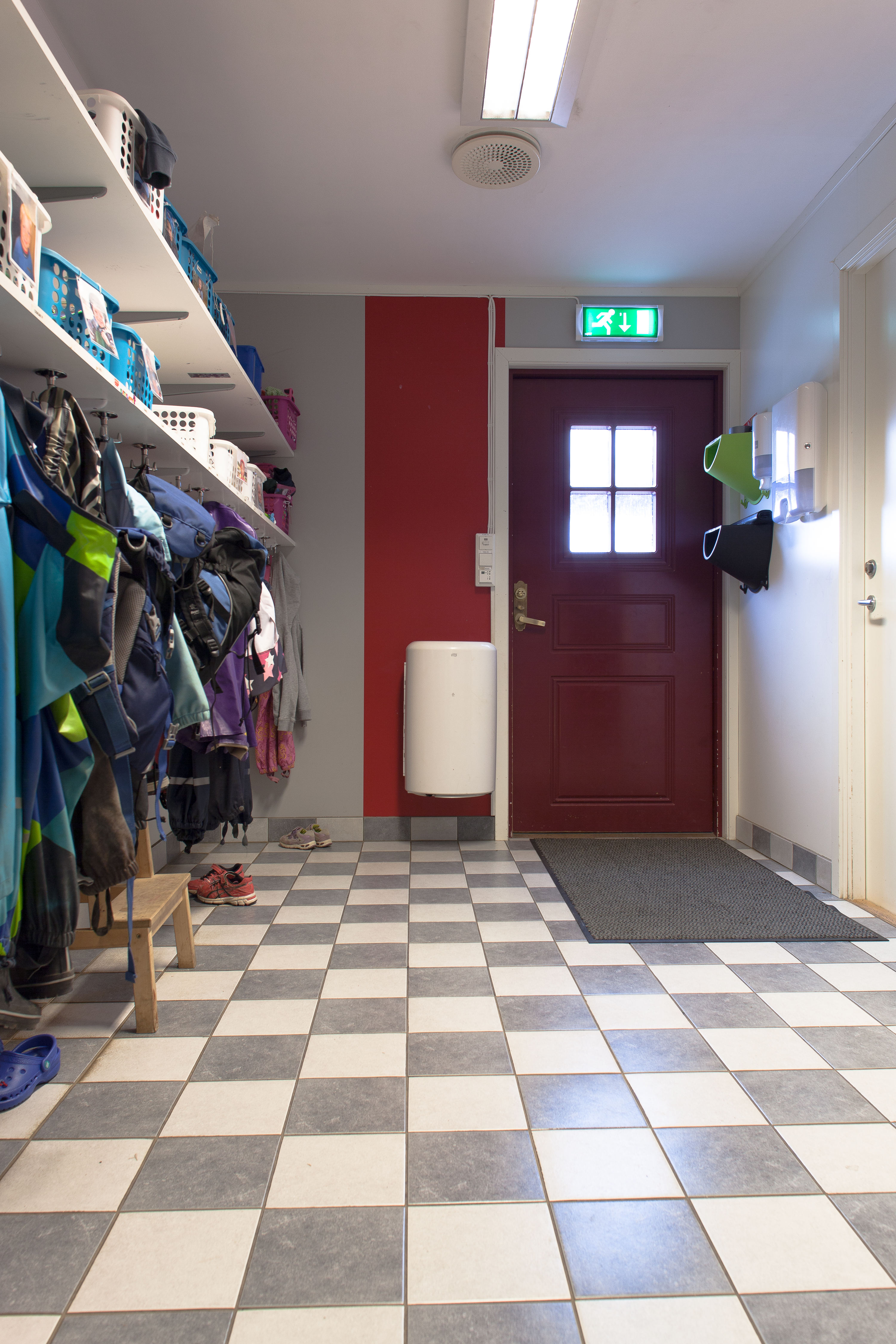 Her er barna omgitt av naturens farger, men beveger du deg innendørs, er det sannelig tenkt på at litt farger her og der gir barna bedre stimulans og velvære.