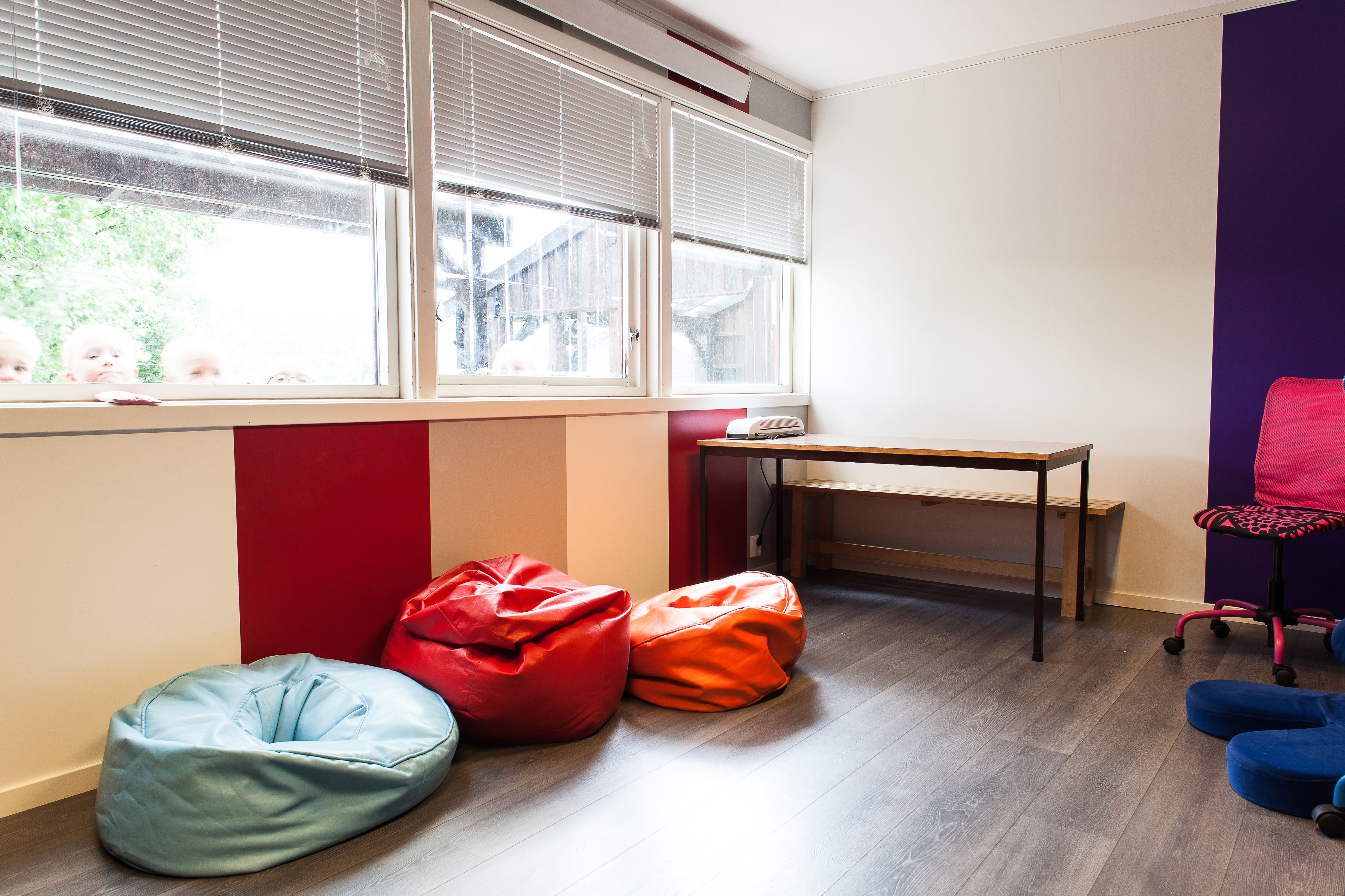 Ved å benytte ferdig overflatebehandlet Smartpanel, har man lett kunnet velge noen fargede plater her og der for å bygge opp et mer spennende interiør.