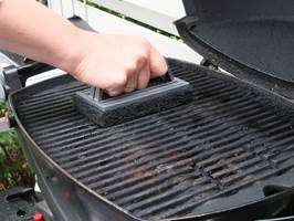 GRILL: Start grillsesongen med en ren og pen grill. Bruk et  rengjøringsmiddel for fjerning av innbrent fett og sot