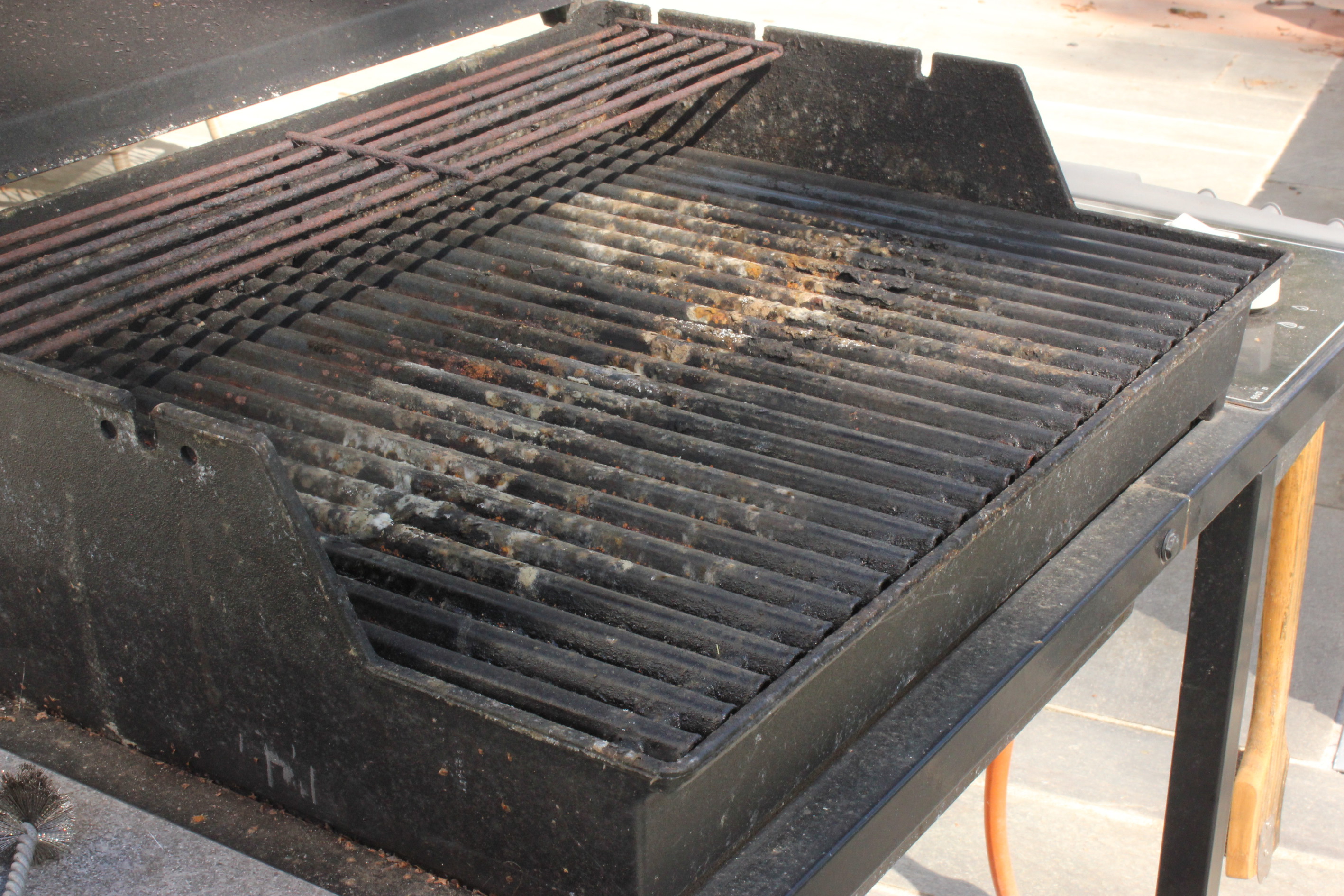 Grillsesongen tærer på jernet. Det finnes gode produkter som er spesielt laget for å fjerne sot og fett. Foto: Krefting