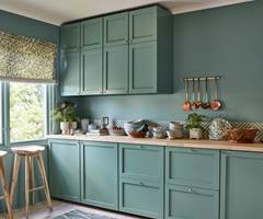 <b>ROLIG:</b> Kjøkkenet er malt i fargen Stillhet som har et grålig slør over seg. Fargen kan fremstå elegant, urban og raffinert.