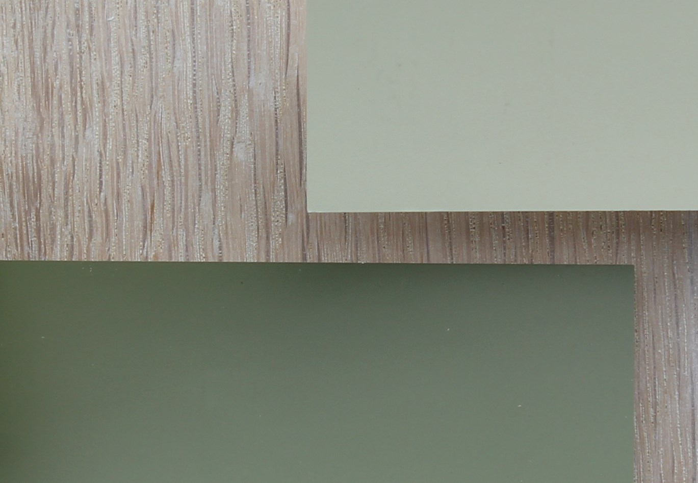 Grønt mot hvitbeiset tre