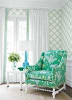 FRISKT INNSLAG: En stol trukket i et friskt, grønt tekstil gjør susen i et lyst rom. Tapet og tekstiler fra Thibaut/Green Apple.