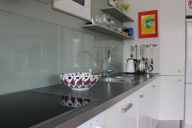 Glassplate over kjøkkenbenken