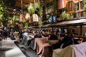 CAFÉ: Det grønne har vært i bevegelse en stund, og vokser i styrke. Her slapper cafégjester av i et frodig og grønt miljø på Maison&Objet i Paris i 2017. (Foto: Govin Sorel/Maison&Objet)