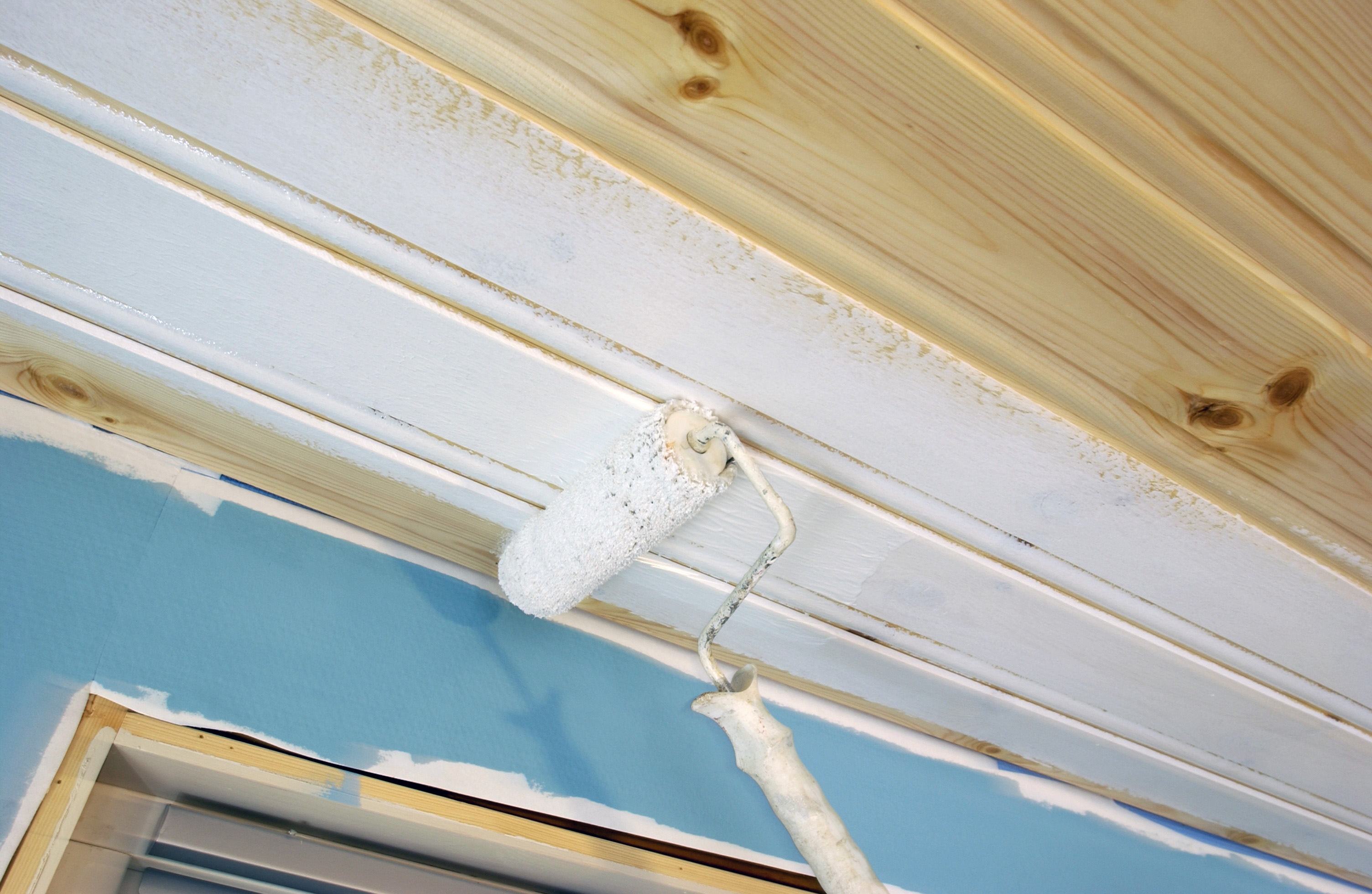 Større rom med hvite tak