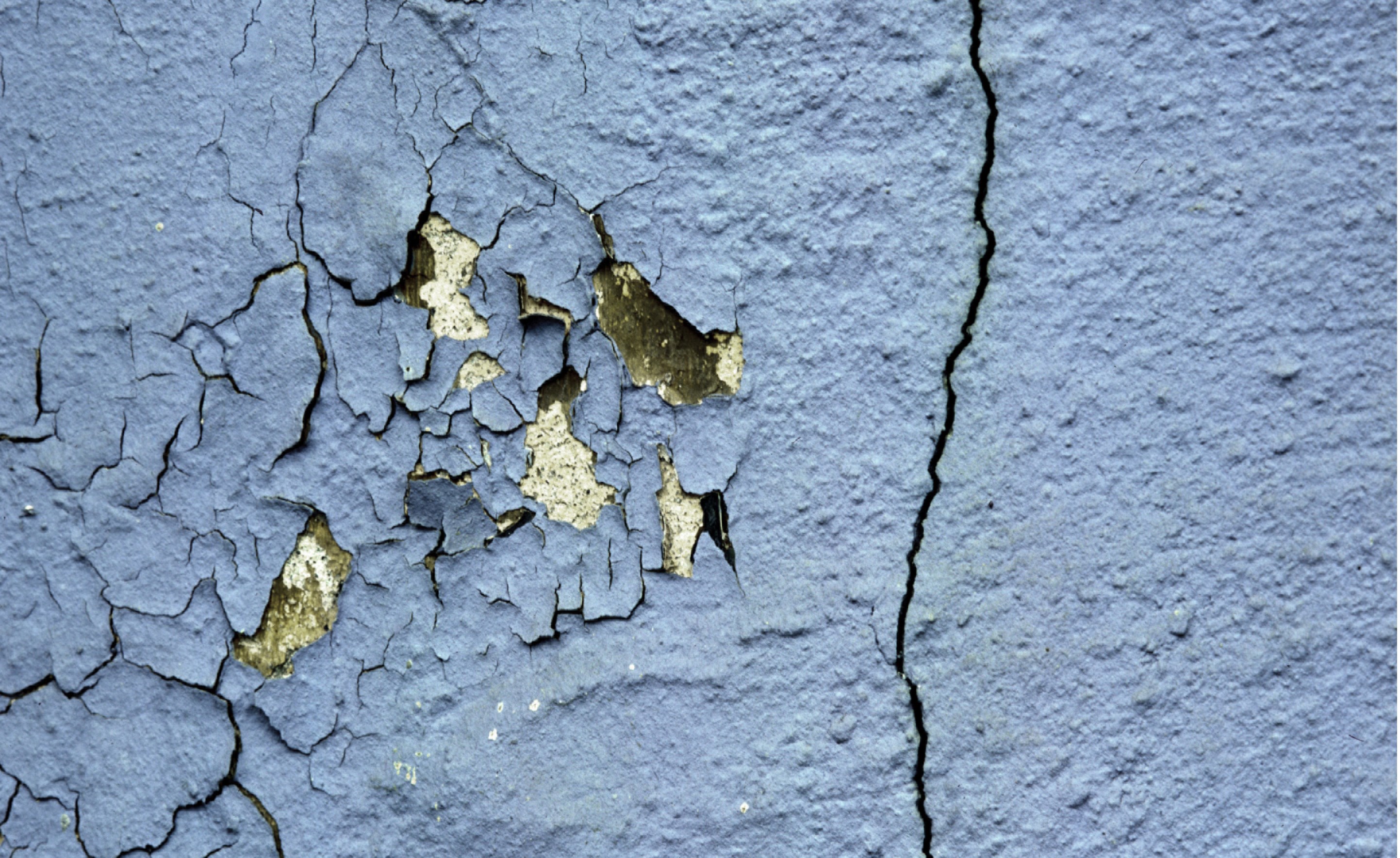 Sprekkdannelse og avskalling bør undersøkes nærmere.