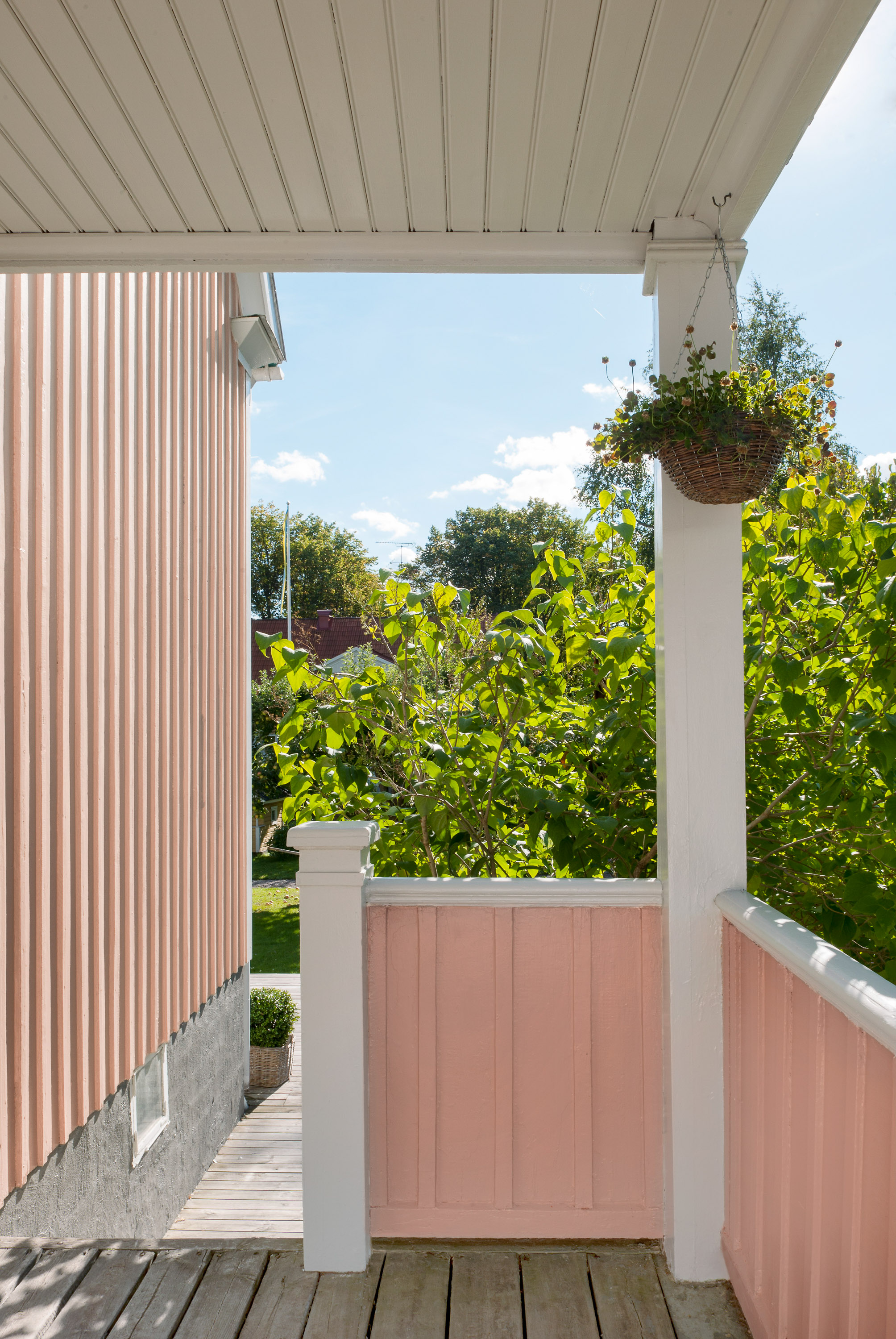 Grå grunnmur rosa hus