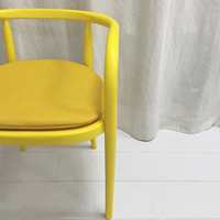 MENGDE: Når favoritten er knallsterk, holder gjerne med små innslag. Denne gulmalte stolen gjør mye av seg, med stoltrekk i samme farge. (Foto: Beckers) 