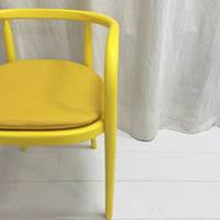 MENGDE: Når favoritten er knallsterk, holder gjerne med små innslag. Denne gulmalte stolen gjør mye av seg, med stoltrekk i samme farge. (Foto: Beckers) 