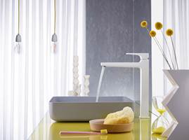 BADER I GULT: Også på baderommet passer gulfargene godt. 