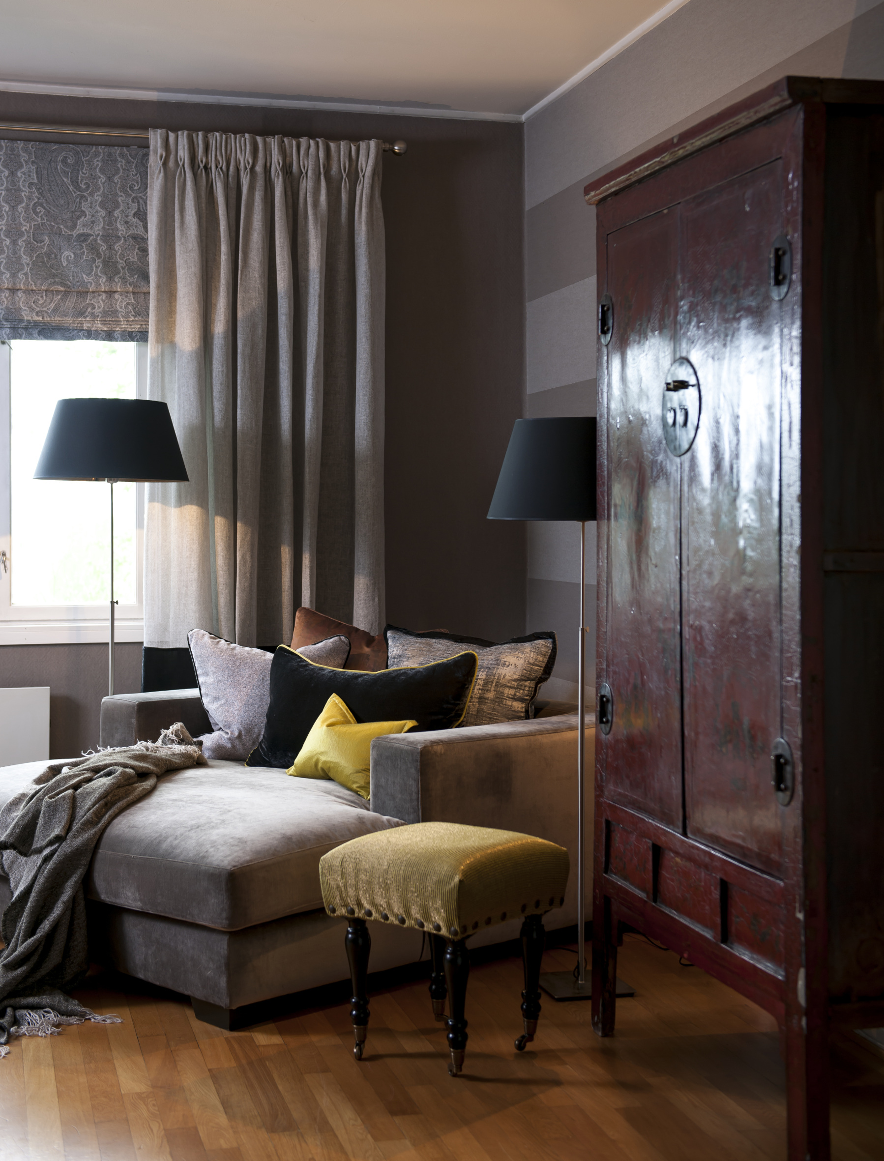 Gule kontraster i harmonisk interiør