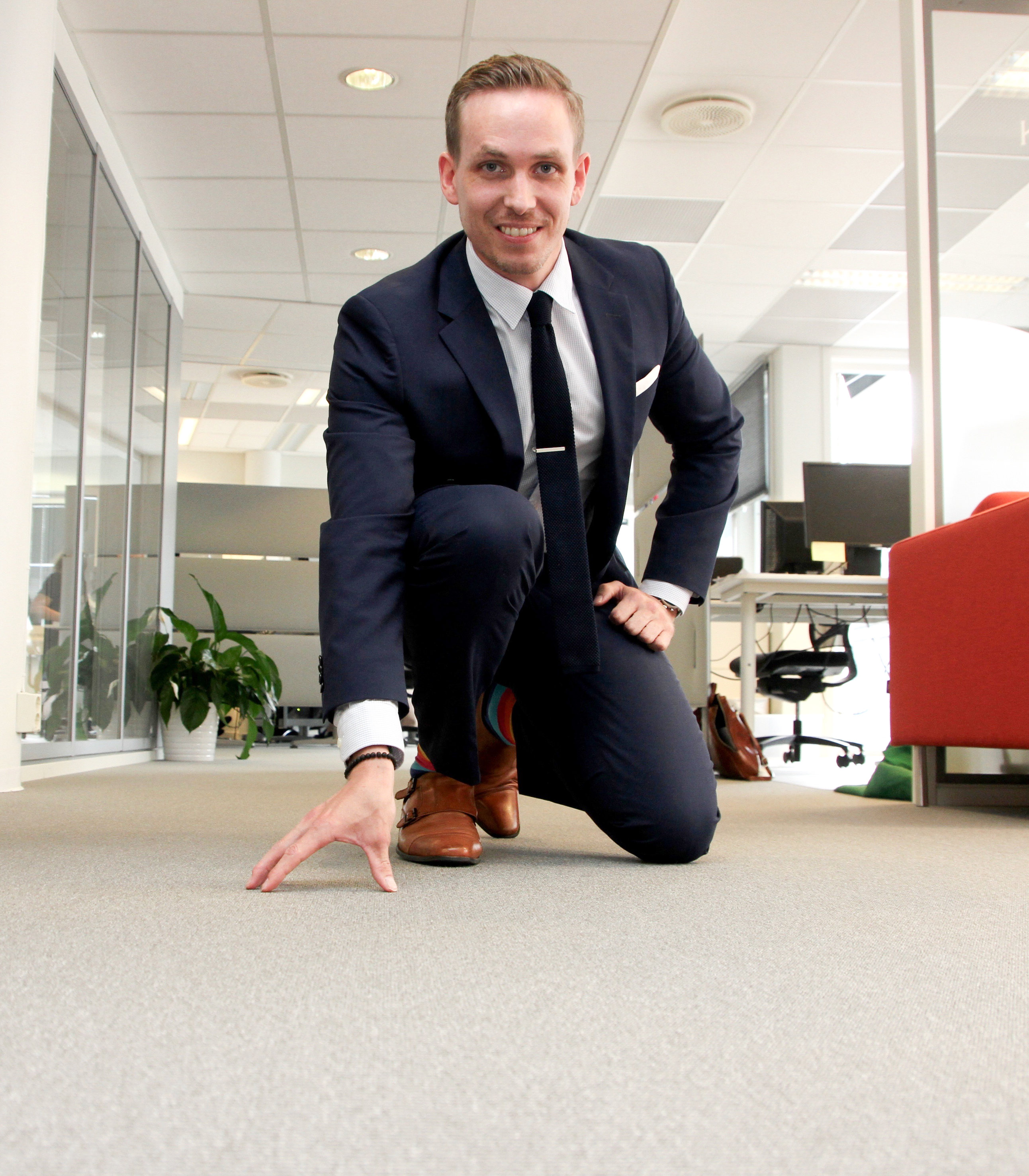 GULL MED GULV: Nordmenn elsker &aring; pusse opp, og etter malearbeider er bytting av gulv det vi gj&oslash;r mest. &ndash; Nordmenn er interessert i gulv, konstaterer Adrian Ekelund hos Prognosesenteret. (Foto: Robert Walmann/ifi.no)