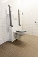 <b>DELIKATE BAD:</b> Nye Gullhella bo- og aktivitetssenter er fordelt over tre etasjer. Hvert av de 60 rommene har store og delikate bad med tilpassede toaletter. Flisene på gulvet er lette å holde rene.