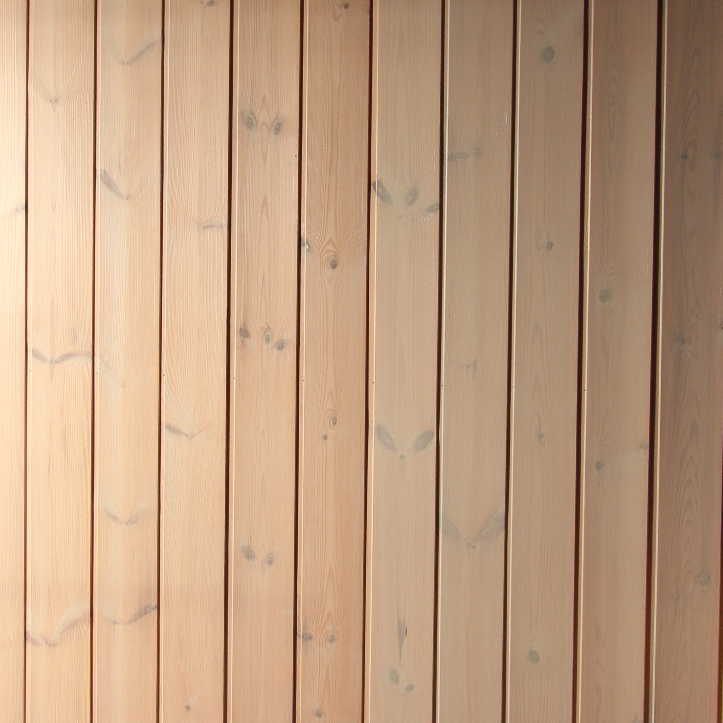 Her er den gulnede veggen p&aring;f&oslash;rt f&oslash;rst ett str&oslash;k (til venstre) og deretter to str&oslash;k (til h&oslash;yre) Panelbeis.