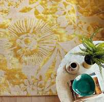 <b>PÅ TEPPET:</b> Det mønstrete, gylne Coquette Zest-teppet fra Harlequin gir et lunt og elegant preg til hjemmet. Føres av Tapethuset.
