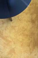 <b>VARMT:</b> Med okergult teppe i stua, blir det varmt både fysisk og estetisk! Her er teppet Saffran fra Golvabia sin kolleksjon Spektra.