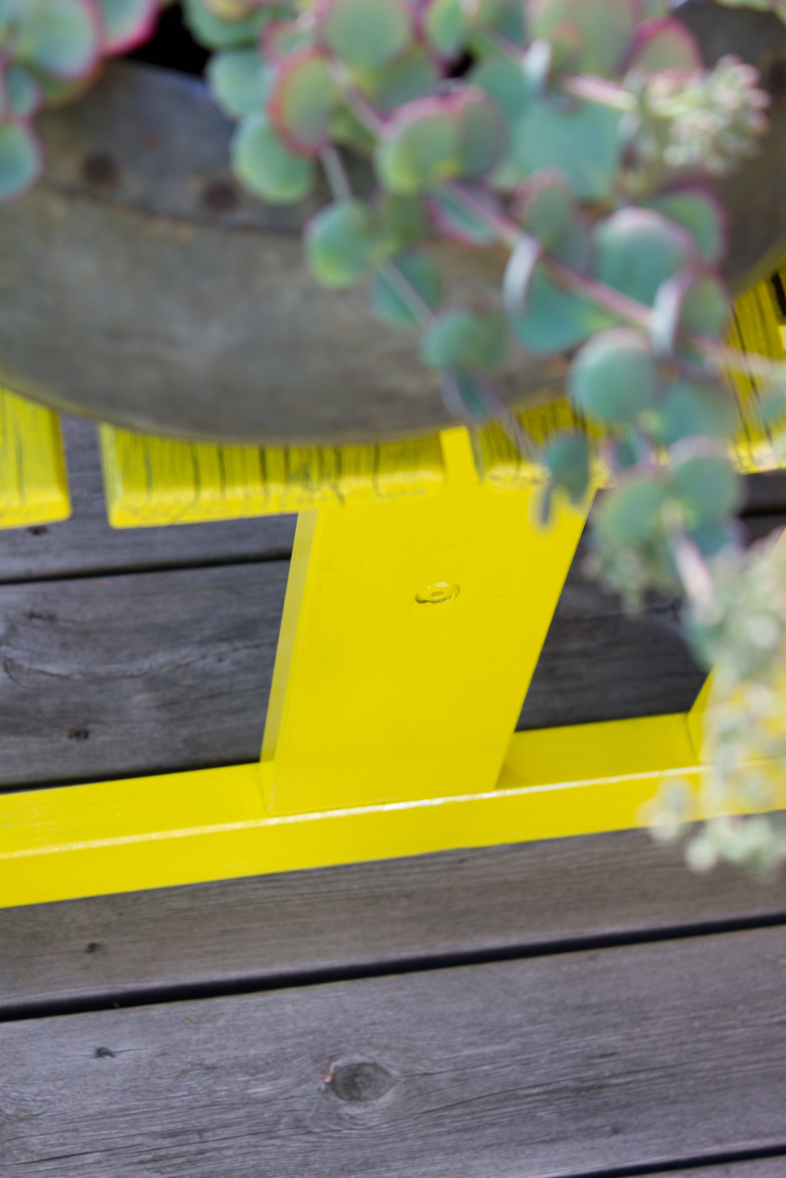 NOK MALING: Det er viktig å mette treverket med maling. Her måtte det 3 strøk til.  