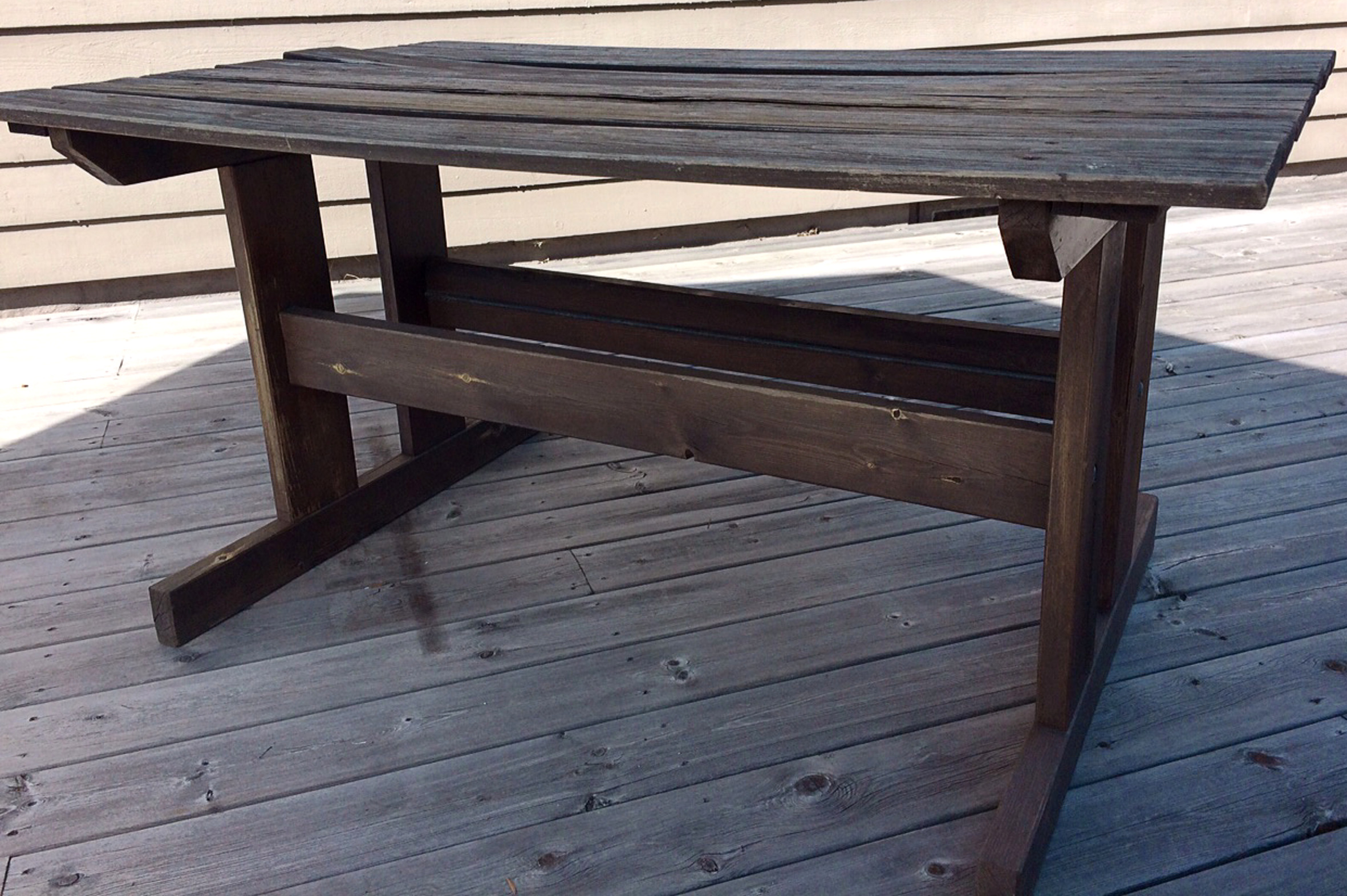 FØR FORVANDLINGEN: Tørt, brunt og lettere oppgitt!