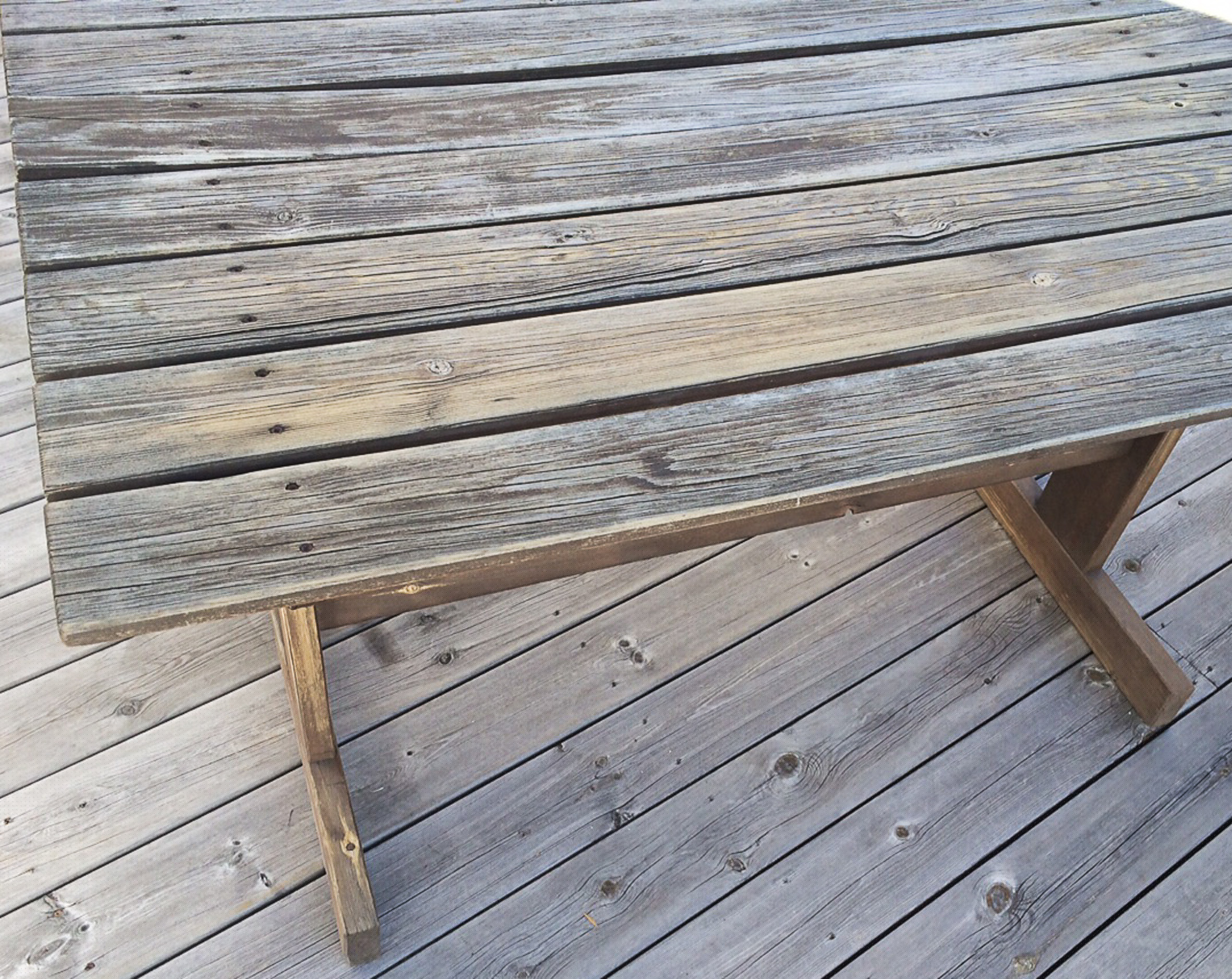 VASKET: Bordet er vasket, og klar for en runde med slipepad, for å fjerne fiberreisningen. 