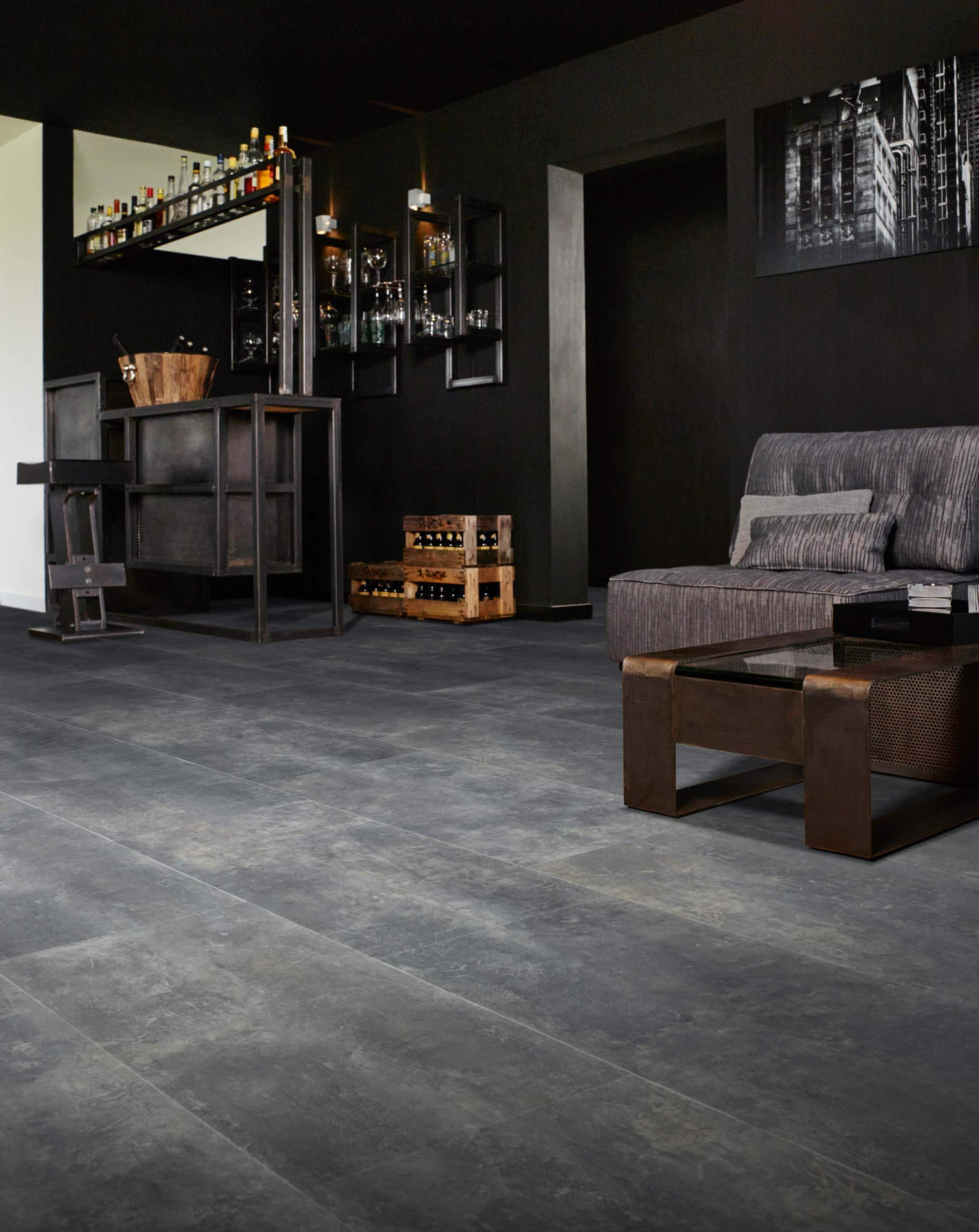 Tøft, sort vinylgulv