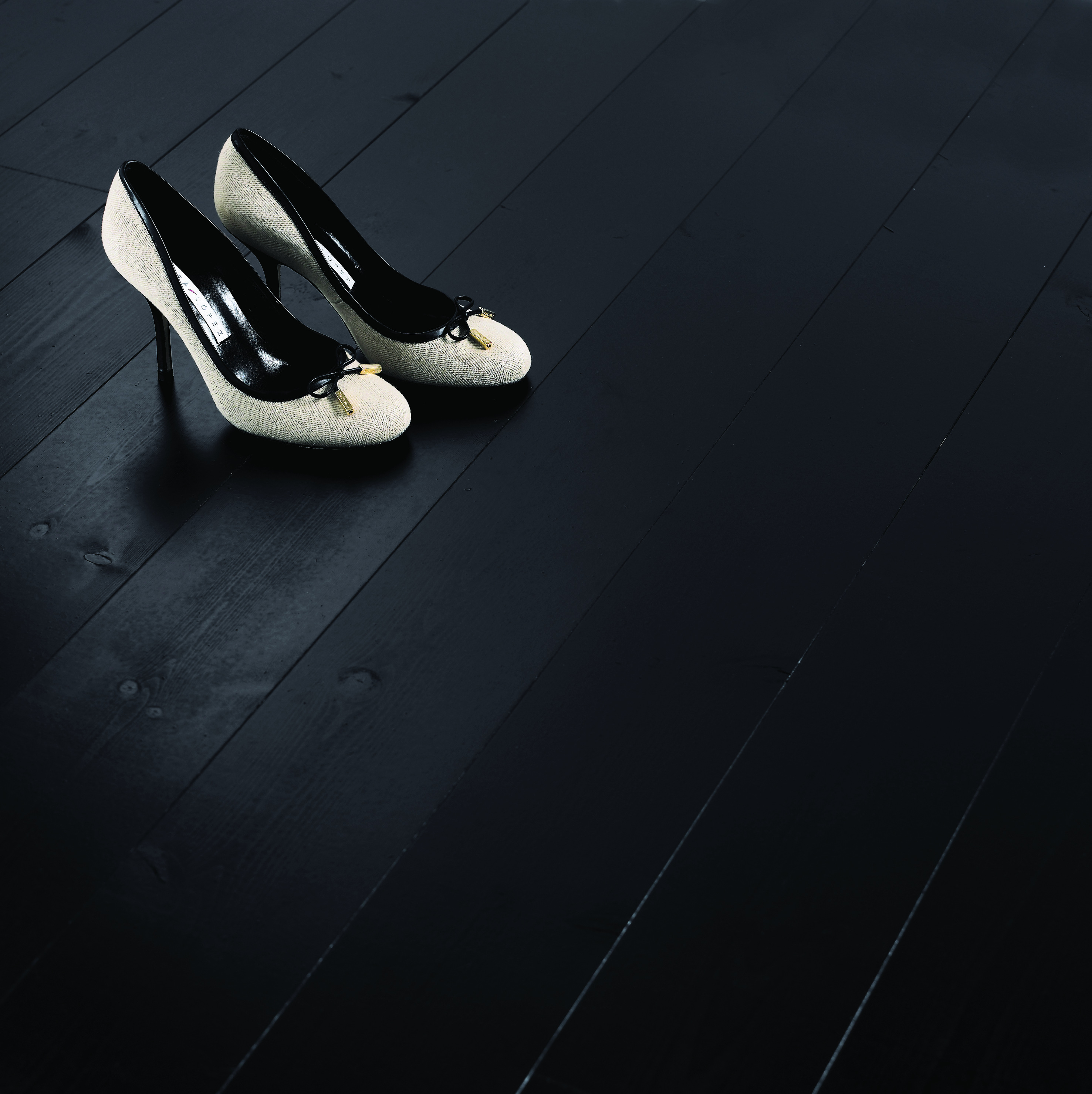 Gulvene har tyngde, enten via farge eller materialet. Her massivt tregulv med sortaktig olje fra Trestjerner.