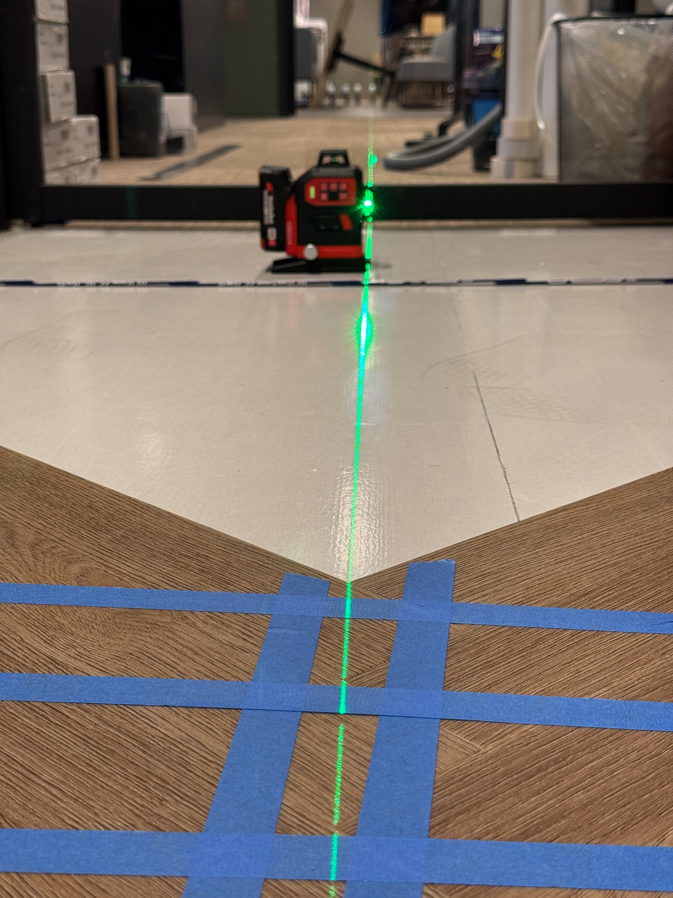 krysslaser, på gulv ved legging av fiskebeinsformat.