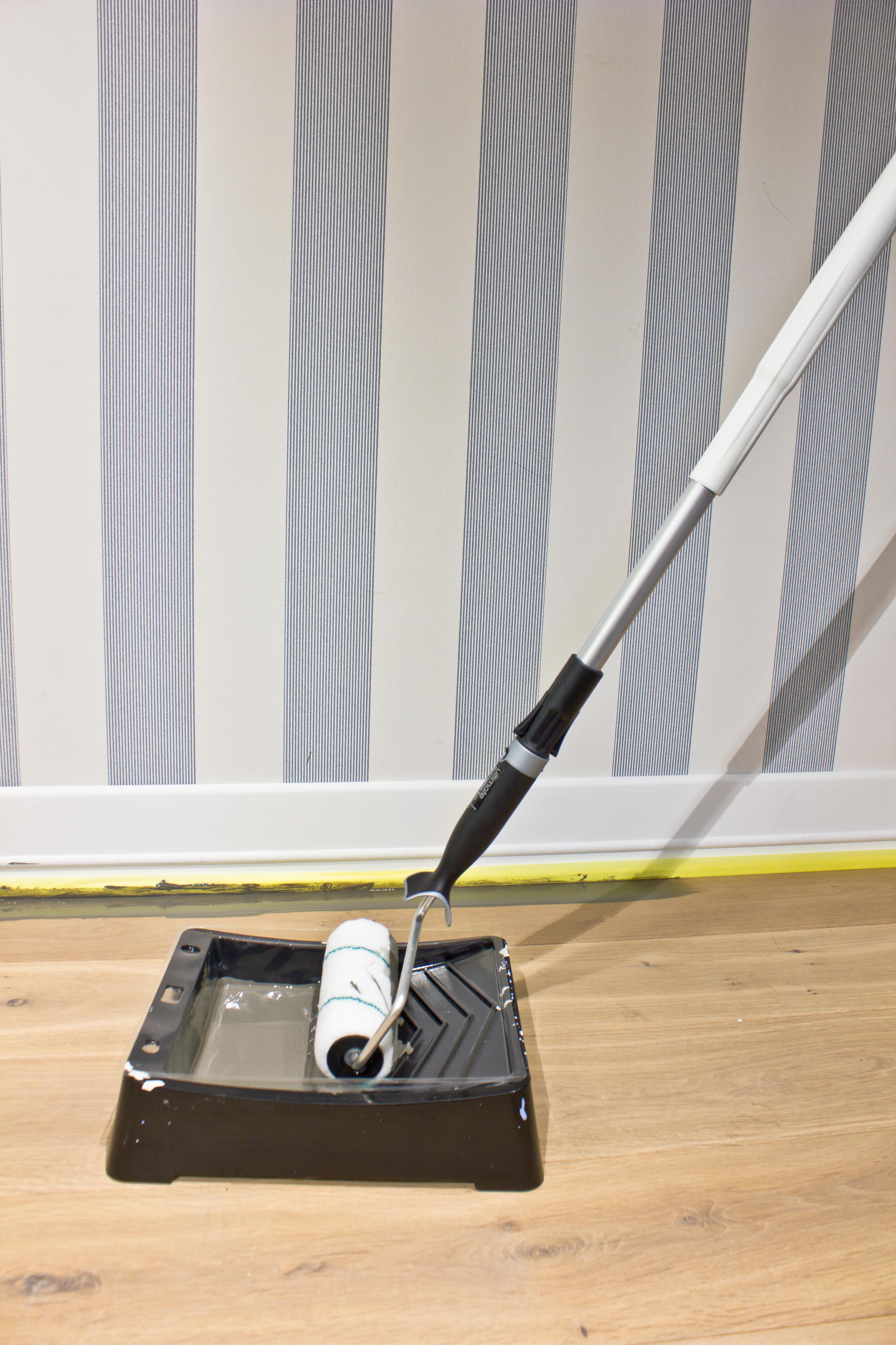 Bruk en rull for jevne underlag og ha malingen i et rullekar eller en bøtte.