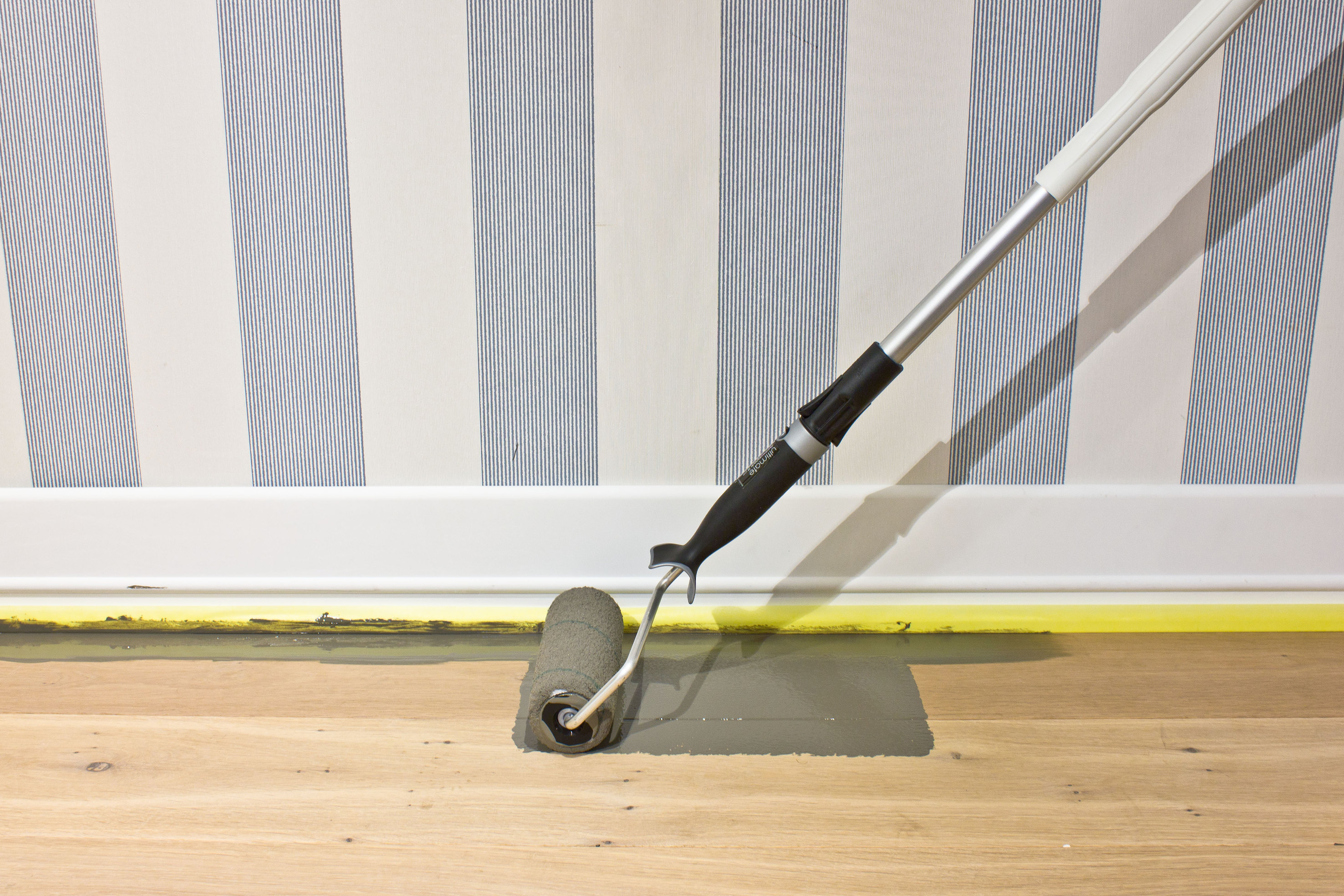 Monter rullen på langt skaft, da rekker du over lange drag.  Resultatet blir penest når du kan male med lange, jevne drag. Du sparer ryggen, og jobben går raskt og effektivt når du kan stå oppreist. 