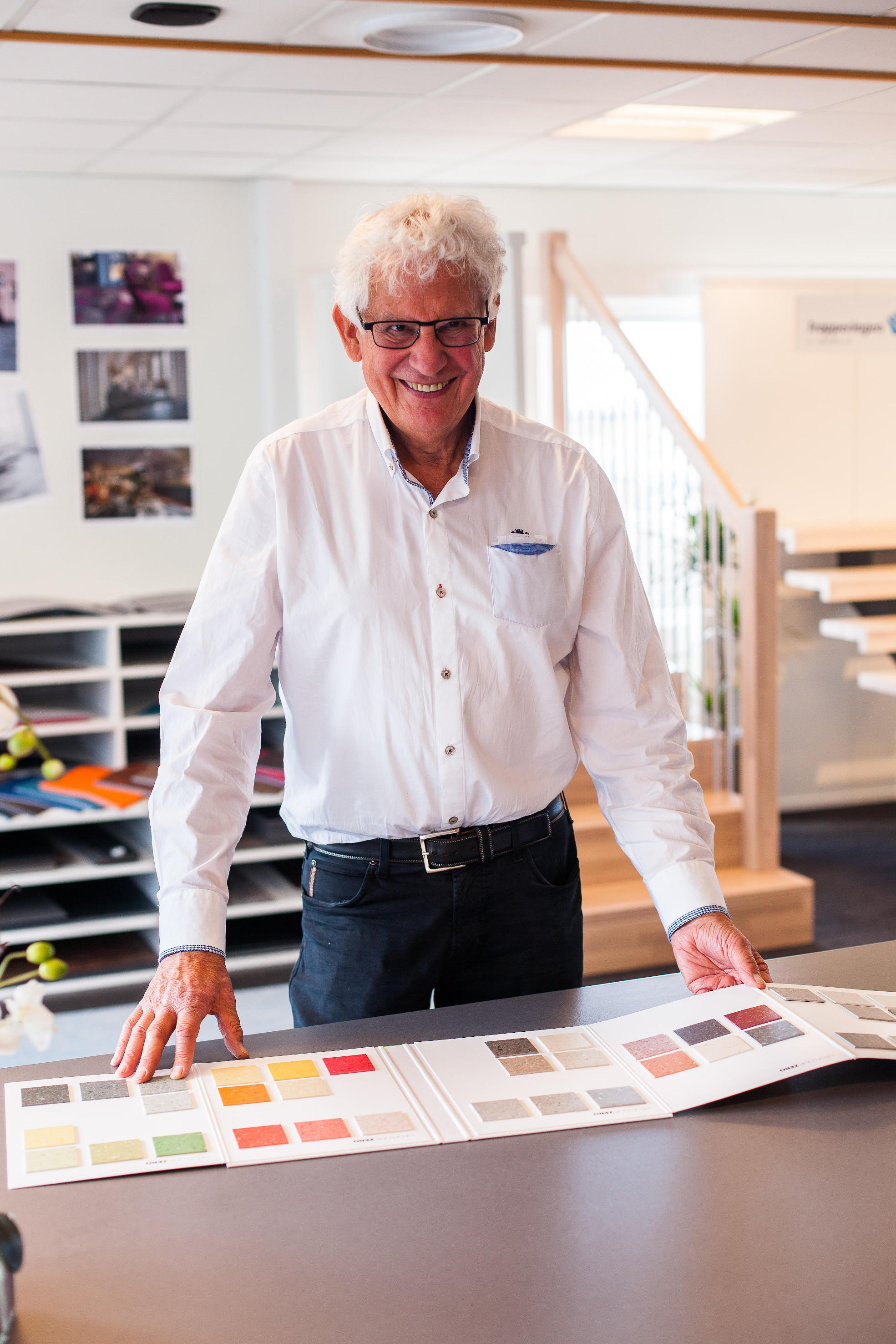 Erik W. Andersen står ved et bord