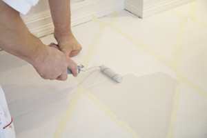 MER ENN ÈT LAG: Når du maler gulv slik som bildet viser må du legge på 2-3 lag med maling.