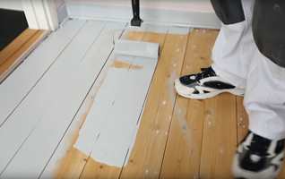 Maling av gulv er overraskende enkelt. Med rett fremgangsmåte, godt verktøy og gulvmaling er jobben gjort i en fei. I denne videoen ser du hvordan.
