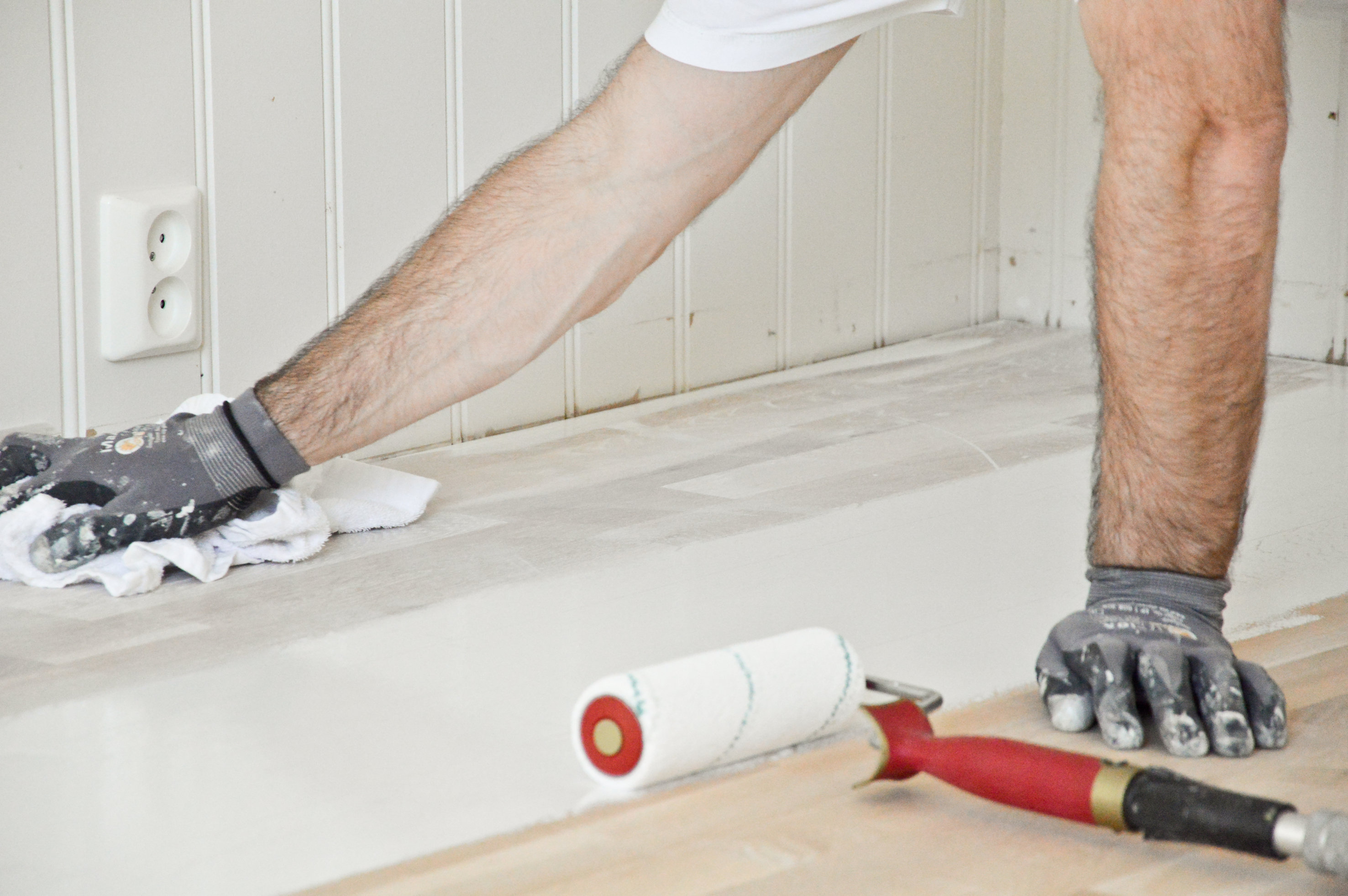 Det nyslipte gulvet ble farget med hvitpigmentert olje. Etterp&aring; ble det lakkert med matt gulvlakk.